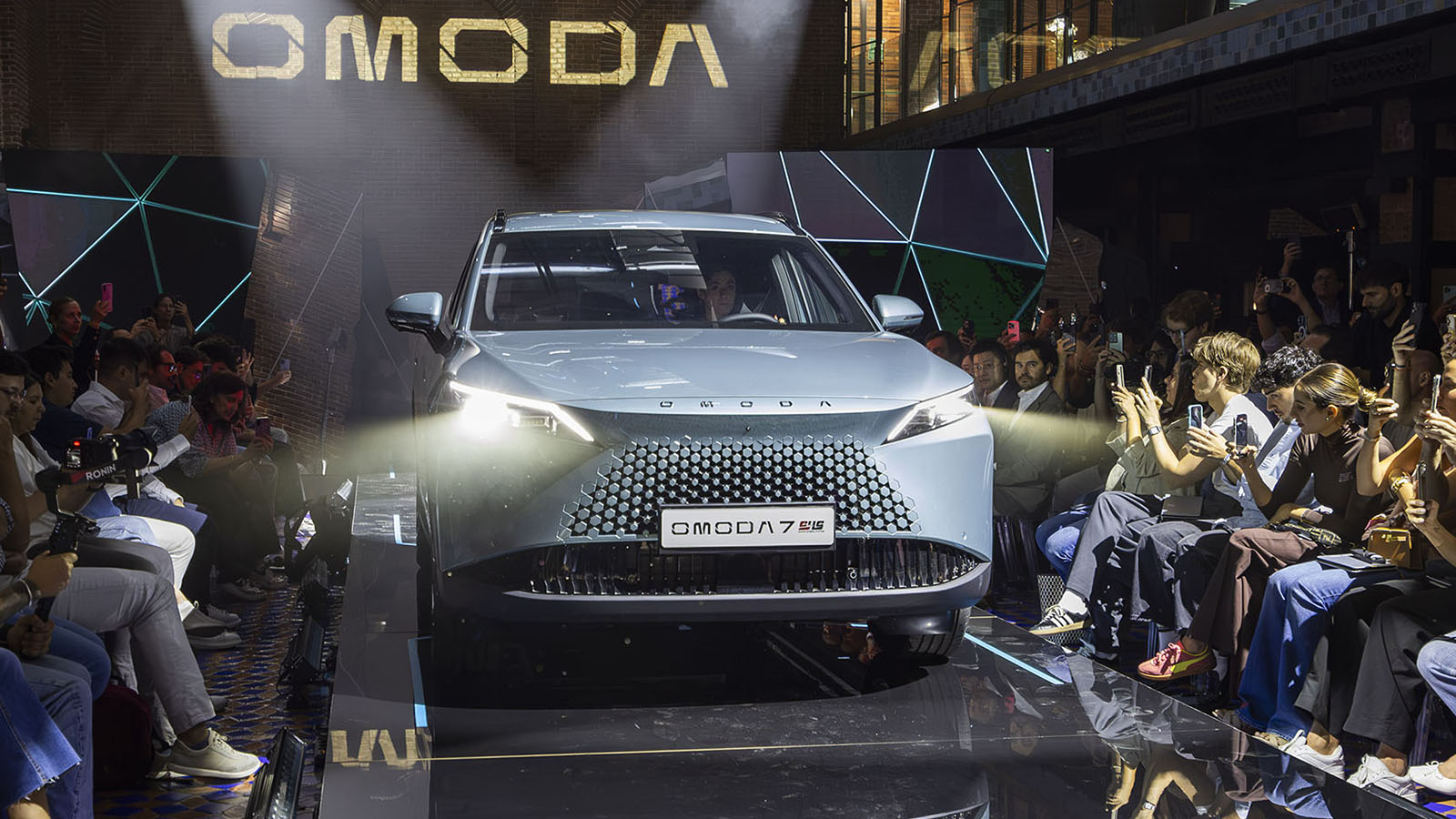 Como si fuera un desfile de modelos, así se presentó en sociedad el Omoda 7 SHS.  - Omoda