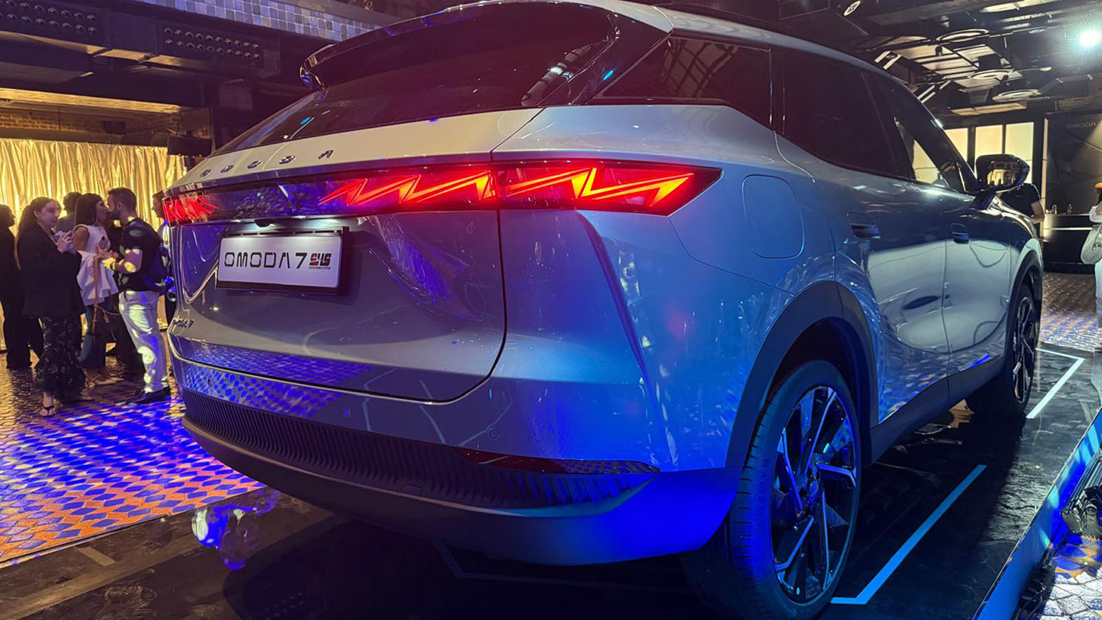 Su trasera llama la atención con el diseño de los pilotos.  - K.S. /></p><p>Con <strong>4,66 metros de longitud</strong>, el Omoda 7 SHS se posiciona entre sus “hermanos” por tamaño, ofreciendo una imagen más sofisticada y deportiva gracias a su diseño cuidado. Destacan detalles como su <strong>parrilla integrada en forma de X</strong>, llantas semicarenadas y tiradores enrasados, que contribuyen a una estética moderna y dinámica. La gama de colores disponibles abarca cinco opciones para una mayor personalización.</p>
<p><img src=