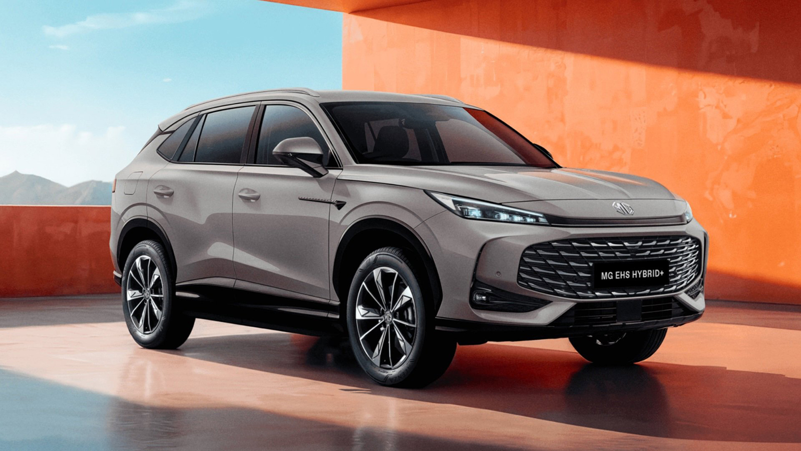 MG completa la gama HS con la entrada de la variante HEV Hybrid+ con 225 CV y disponible desde octubre. - MG /></p><p>La discusión no surge de la nada. Las exportaciones de <strong>vehículos híbridos chinos a la UE se dispararon un 155% en 2025</strong>, frente a un aumento de apenas el 12% en el caso de los eléctricos, ya fuertemente penalizados por los recargos <em>antidumping</em>. Aunque en volumen absoluto todavía no superan a los eléctricos, ese crecimiento tan acelerado se interpreta en Bruselas y en la industria como un <strong>posible movimiento táctico</strong> de los fabricantes chinos para esquivar el muro arancelario</p>
<blockquote><p>Relacionado:</p><p><a href=