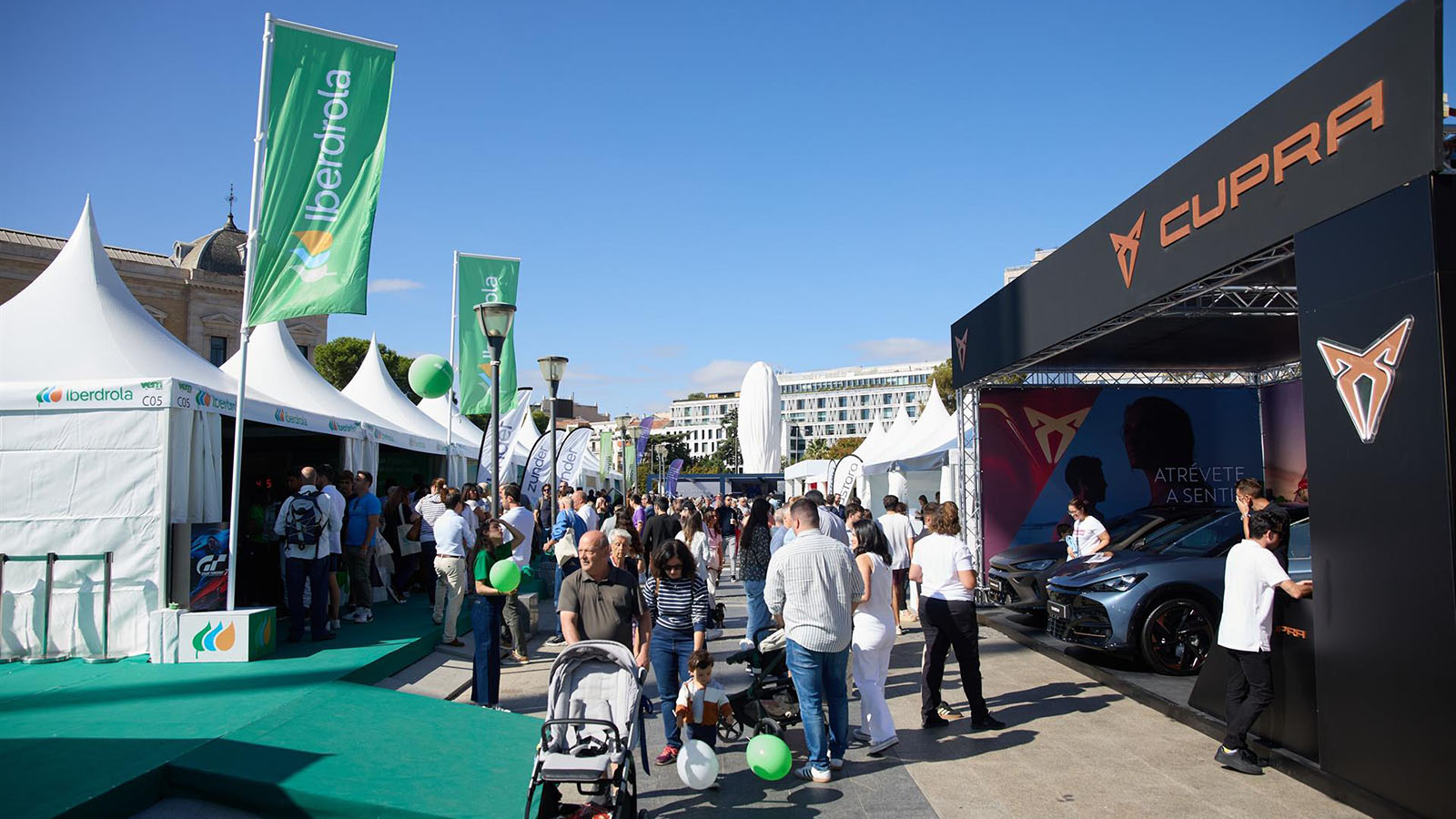  Varias personas durante la Feria del Vehículo Eléctrico de Madrid 2024 -  Jesús Hellín - Europa Press - Archivo /></p><p>La feria ofrece la posibilidad de <strong>explorar los últimos lanzamientos de los principales fabricantes</strong>, desde turismos y SUVs hasta micromovilidad como bicicletas y patinetes eléctricos, probar vehículos eléctricos en recorridos urbanos acompañados por expertos en cada stand, informarse sobre las ayudas actuales, financiación y desgravaciones para la compra de vehículos y la instalación de puntos de recarga, destacando el <a href=