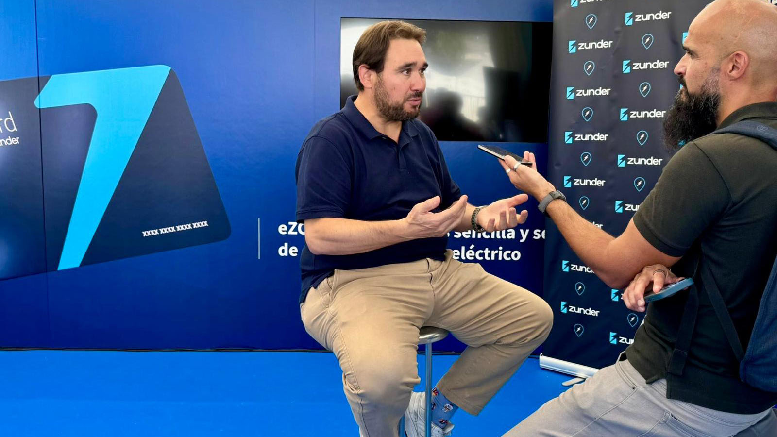 Daniel Pérez, CEO y Fundador de Zunder, durante la entrevista con El Periódico de la Energía - Zunder /></p><p><strong>Daniel Pérez:</strong> El VEM es muy importante para dar difusión. El gran reto que tienen ahora mismo los vehículos eléctricos 100% eléctricos es la <strong>desinformación</strong>. Hemos crecido muchísimo las<a href=