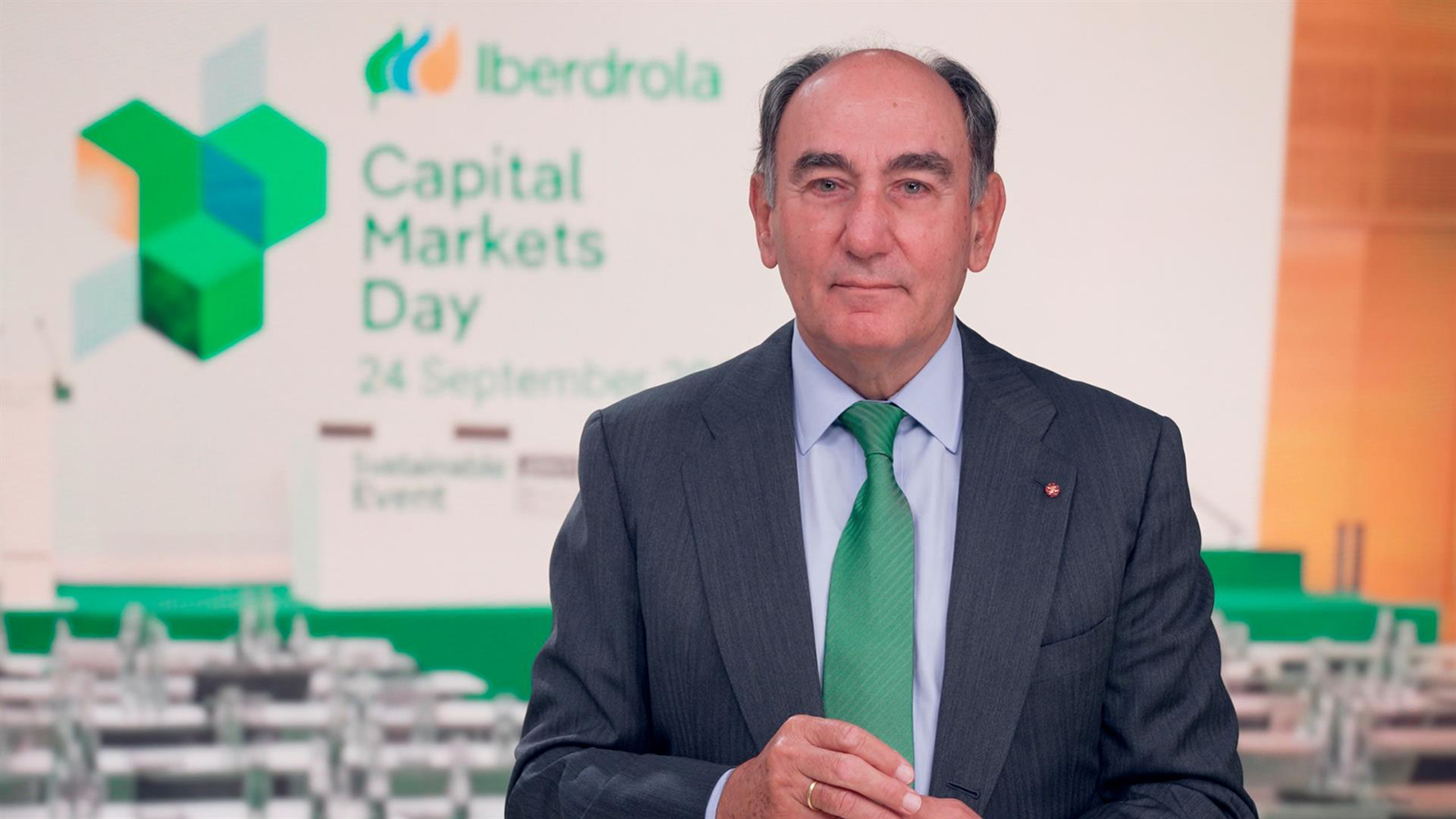 El presidente de Iberdrola, Ignacio Galán. - Iberdrola /></p><h3>Redes, redes y redes</h3>
<p>Analizando las principales inversiones por áreas de negocio, la compañía tiene previsto invertir 37.000 millones de euros al negocio de redes: 25.000 millones estarán destinados a las redes de distribución y 12.000 millones a la red de transporte. Las inversiones van dirigidas a mercados con marcos cerrados o en negociación avanzada y que cuentan con una rentabilidad media (ROE) del 9,5%.</p>
<p>Esto permitirá situar la base de activos regulados en los 70.000 millones de euros en 2028: 50.000 millones serán de la red de distribución y 20.000 millones de la red de transporte al final del periodo.</p>
<p>Al negocio renovable y clientes, la compañía tiene previsto destinar 21.000 millones de euros. De este montante, el 38% se destinará a la eólica marina; un 24%, en eólica terrestre y un 10% a almacenamiento y otro 10% a solar. El 75% de estos proyectos se encuentran ya en construcción.</p>
<h3>Mayor flujo de caja</h3>
<p>Todo este Plan estratégico se orquesta dentro de una cuidada solidez financiera, que permite a la compañía preservar los niveles de rating de crédito en BBB+. Esto es gracias a que Iberdrola cuenta con una alta diversificación de las fuentes de financiación y de su negocio, una sólida estructura financiera -un 73% de la deuda es a tipo fijo y largo plazo- y una gestión activa de la liquidez.</p>
<p>Además, la compañía, que ya ha ejecutado una ampliación de capital de 5.000 millones de euros, tiene previsto un plan de rotación de activos y alianzas de 13.000 millones de euros, de los cuales un 75% está completado.</p>
<p>Como consecuencia de todo ello, la empresa tiene previsto una generación de 52.000 millones de euros de flujo de caja en el periodo, impulsado por las nuevas inversiones.</p>
<h3><strong>Dividendos por 20.000 millones</strong></h3>
<p>Estos resultados permitirán a la compañía cumplir su compromiso de incrementar la retribución a sus accionistas en línea con la evolución de los resultados y distribuir cerca de 20.000 millones de euros en dividendos entre 2025 y 2028. De esta forma, Iberdrola destinará entre el 65% y el 75% del beneficio a retribuir a sus accionistas -<em>pay out</em>, en inglés-. Además, el grupo fija un suelo del dividendo de 0,64 euros para este periodo, dentro del programa de Iberdrola Retribución Flexible, que incluye la recompra de títulos.</p>
<p>El presidente también ha reafirmado las perspectivas para 2031, impulsadas por un crecimiento predecible y una aceleración de la electrificación. Iberdrola prevé inversiones de más de 45.000 millones de euros para 2029-2031, para poder seguir incrementando los resultados en al menos un digito medio/alto y manteniendo la solidez financiera y el dividendo creciente.  Además, estará focalizada en países con rating A, principalmente en el Reino Unido y los Estados Unidos.</p>
<p>De los 45.000 millones, la compañía destinará 30.000 millones a redes, que le permitirá situar su base de activos en más de 90.000 millones en 2031.</p>
<h3><strong>Transformación de la compañía</strong></h3>
<p>El Plan Estratégico permitirá a Iberdrola avanzar en su compromiso con la sociedad, a través de su dividendo social. De hecho, la compañía tiene previsto crear 15.000 puestos de trabajo a nivel mundial en los próximos cuatro años y realizar compras por un valor de 65.000 millones de euros a miles de proveedores, sosteniendo más de 500.000 puestos de trabajo en la cadena de valor.</p>
<p>Además, contribuirá con más de 40.000 millones de euros a las arcas públicas en los países en los que está presente hasta 2028.</p>
<p>Dado su compromiso con la innovación, la compañía invertirá 1.600 millones de euros en I+D+i en el periodo.</p>
<p>Iberdrola sigue avanzando en su compromiso con acelerar la electrificación del planeta y pretende compatibilizar su crecimiento con el objetivo de neutros en emisiones de CO2 a 2030.</p></div></body></html>