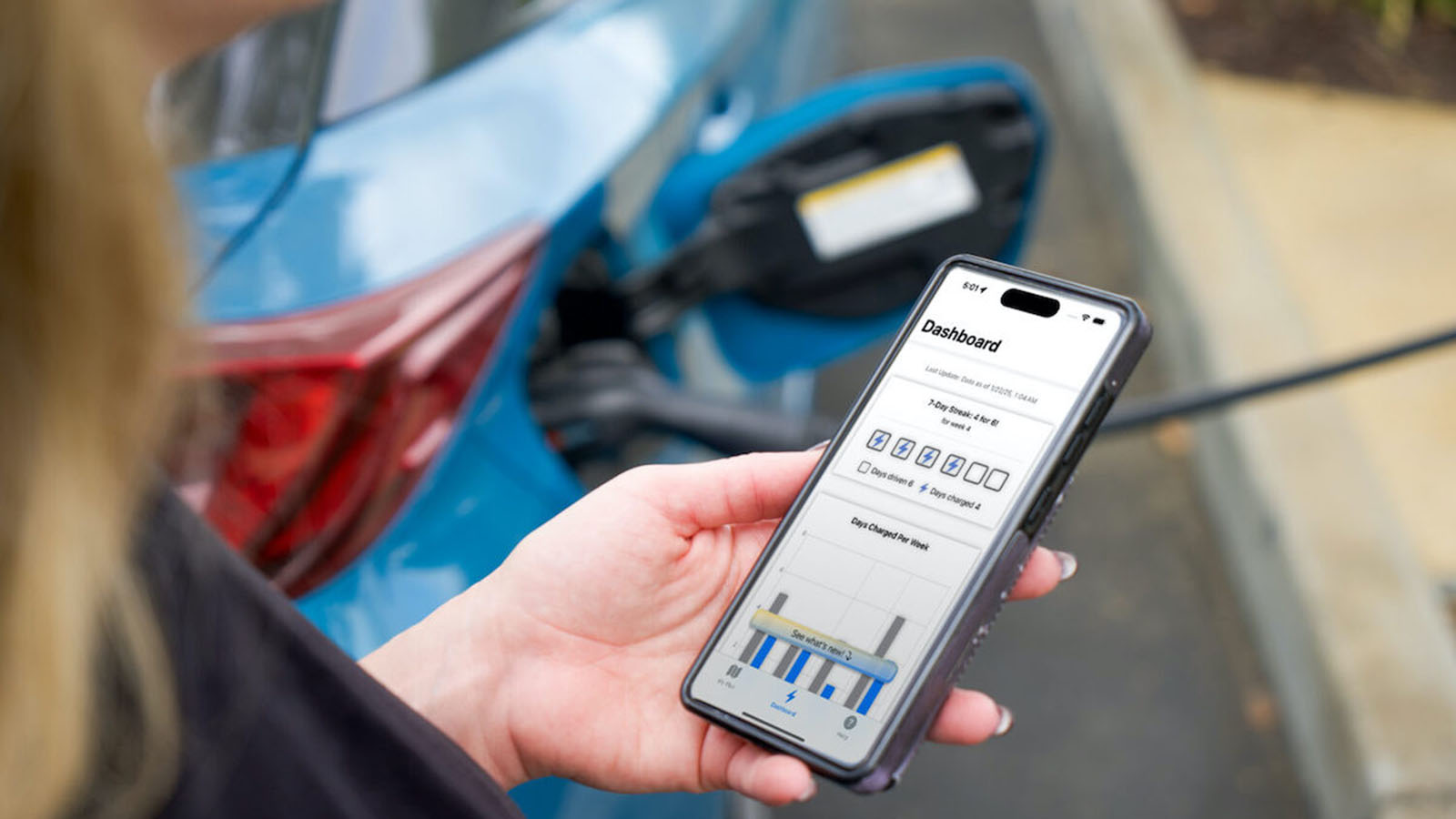 La aplicación sugiere los momentos que son óptimos para la carga.  - Toyota /></p><p>ChargeMinder se basa en principios del <strong>comportamiento humano para incentivar acciones positivas</strong>. Mediante la recopilación de datos del vehículo y la ubicación de carga, la app adapta sus <strong>notificaciones y recompensas</strong> a cada usuario, sugiriendo los momentos óptimos para cargar basándose en la disponibilidad de energía renovable y tarifas eléctricas más económicas. Los usuarios pueden <strong>programar la carga de su vehículo de forma remota</strong> a través de apps complementarias como MyToyota, que permite establecer horarios de carga inteligente y recibir alertas cuando la batería está llena o cuando es momento de empezar a cargar.</p>
<p>De esta manera, T<strong>oyota transforma la experiencia de carga</strong> en una práctica sencilla y adaptable, evitando que el conductor olvide enchufar su coche y promoviendo un uso más consciente tanto del vehículo como de la red eléctrica.</p>
<h3>Resultados claros: más carga y mayor satisfacción</h3>
<p><img src=