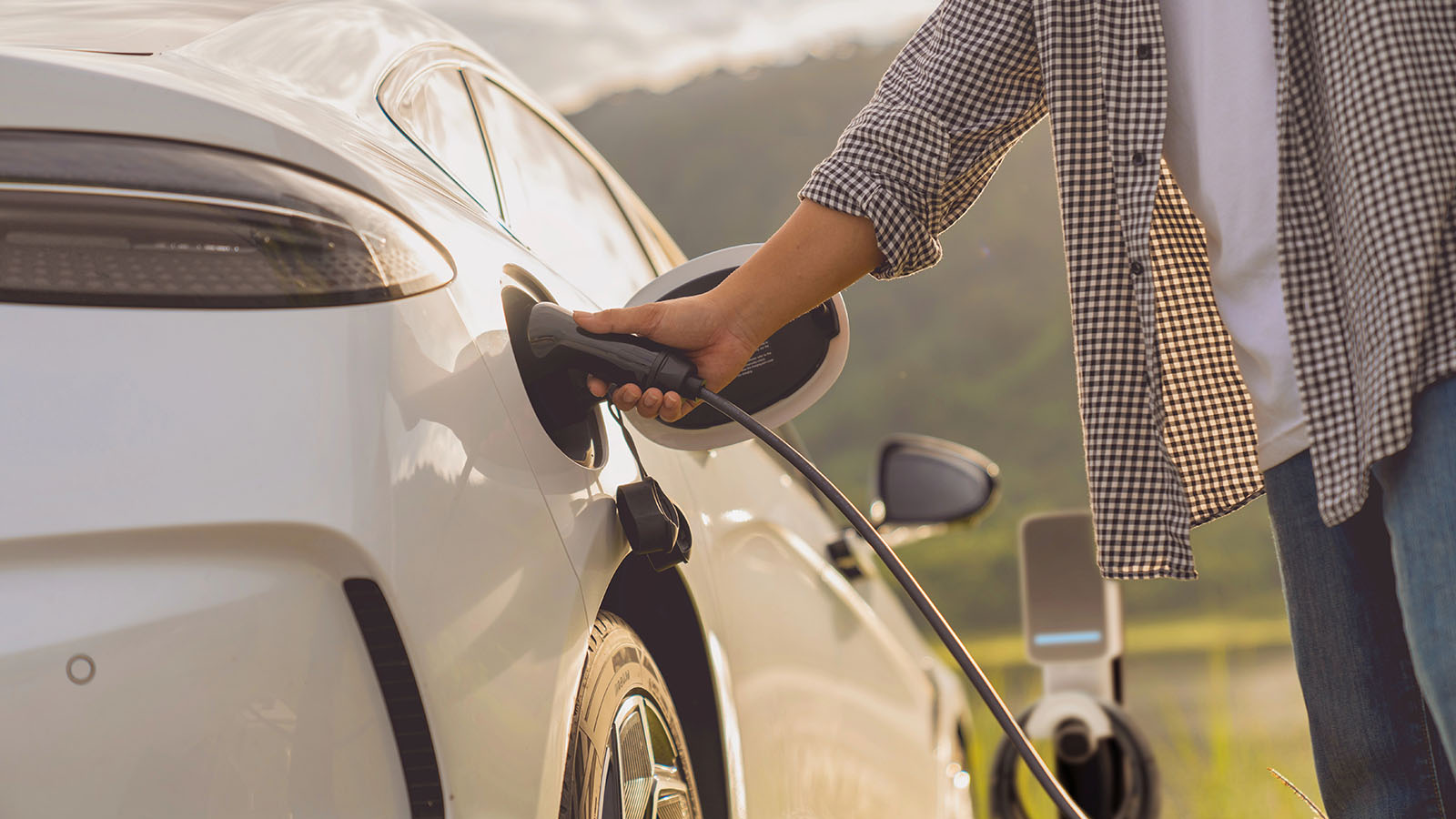 La buena praxis de los ciudadanos es clave para evitar estas situaciones.  - DepositPhotos /></p><p>El debate suscitado por China revela dos cosas: la urgencia real de soluciones disruptivas ante una problemática que irá a más con el aumento de la electrificación, y la importancia de que <strong>la innovación no comprometa la seguridad del conjunto de la sociedad</strong>. Tirar la batería fuera del coche puede parecer un atajo, pero en la práctica, no sólo no resuelve los desafíos del fuego eléctrico, sino que puede multiplicar sus consecuencias.</p>
<p>El reto sigue siendo el mismo: crear baterías más resistentes, una regulación estricta, y protocolos efectivos tanto para la protección de los ocupantes como del entorno. <strong>China ha hecho lo que mejor sabe: convertir un problema técnico en un espectáculo viral</strong>. Pero la seguridad, lejos de respuestas explosivas, exige reflexión, método y transparencia tecnológica. Además, es recomendable que los usuarios sigan buenas prácticas cotidianas como evitar la exposición continua de las baterías a altas temperaturas, <strong>mantener el sistema de recarga en óptimas condiciones</strong> y revisar los boletines de seguridad que publican los fabricantes periódicamente.</p>
<blockquote><p>Relacionado:</p><p><a href=