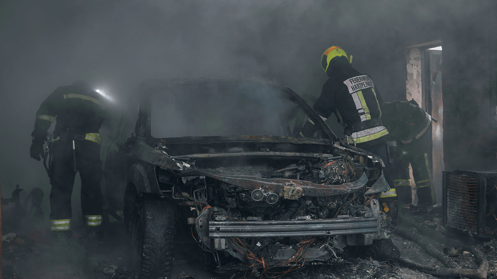 Bomberos sofocando el fuego de un coche.  - DepositPhotos /></p><p>Estadísticamente, estudios como el elaborado por AEDIVE revelan que la <strong>tasa de incendio en eléctricos es muy similar, o incluso inferior</strong>, que la de los vehículos más tradicionales. En Australia, por ejemplo, sólo el 0,0012% de los eléctricos se incendiaron entre 2010 y 2020, frente a un 0,1% en los de combustión, lo que muestra una probabilidad 83 veces menor en los eléctricos. En Polonia, el Servicio Estatal de Bomberos destaca que los incendios de eléctricos supusieron menos del 0,5% de los casos intervencionados durante el primer semestre de 2025, y que la tasa por cada 1.000 vehículos es idéntica si se compara eléctricos y combustión.</p>
<blockquote><p>Relacionado:</p><p><a href=