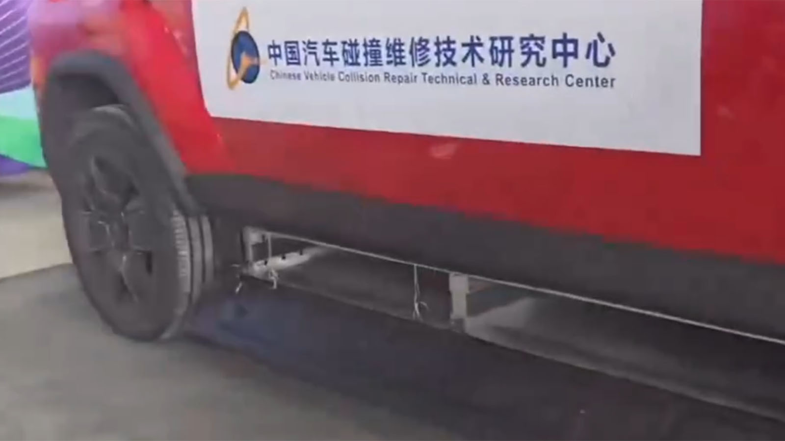 En la zona inferior se abren dos huecos para que salga la batería.  - Weibo /></p><p>La polémica no tardó en trascender fronteras: aunque la prueba se organizó por el China Automotive Collision Repair & Technology Research Center, ni Chery (propietaria de la iCar) <strong>ni Joyson Group quisieron avalar oficialmente la iniciativa</strong>, desmarcándose de la idea en mensajes públicos. En foros internacionales y medios especializados, la crítica fue unánime. Más allá del espectáculo, se puso de manifiesto que la expulsión de baterías no representa una solución realista; por el contrario, es vista como una medida peligrosa que ignora la responsabilidad social y urbana que supone la electrificación masiva.</p>
<blockquote><p>Relacionado:</p><p><a href=