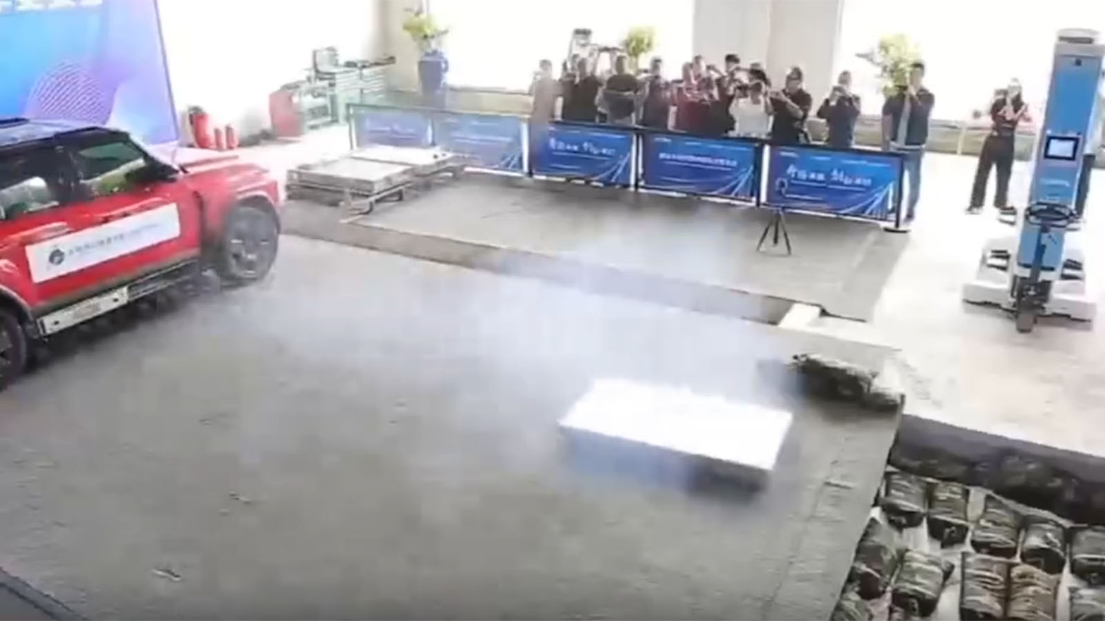 La batería sale despedida varios metros.  - Weibo /></p><p>China, el mercado más importante del mundo hoy por hoy en materia de coches eléctricos y epicentro de las últimas innovaciones, ha dado un giro radical con la propuesta de un sistema que expulsa la batería fuera del automóvil en caso de incendio. Presentado en septiembre durante una demostración técnica para expertos de la industria, el mecanismo equipa sensores térmicos capaces de detectar el inicio de un incidente en el pack y, en menos de un segundo, activa la expulsión del módulo, lanzándolo entre tres y seis metros fuera del coche; la intención, según sus desarrolladores, es clara: alejar el riesgo más letal (una explosión de la batería) de los ocupantes.</p>
<blockquote><p>Relacionado:</p><p><a href=