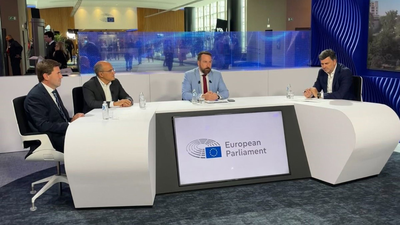 El director de Clean Energies en Moeve, Carlos Barrasa; el eurodiputado socialista Nicolás González Casares y el vicepresidente de Asuntos Corporativos y Relaciones Industriales en Yara International, Luc Haustermans. - Moeve