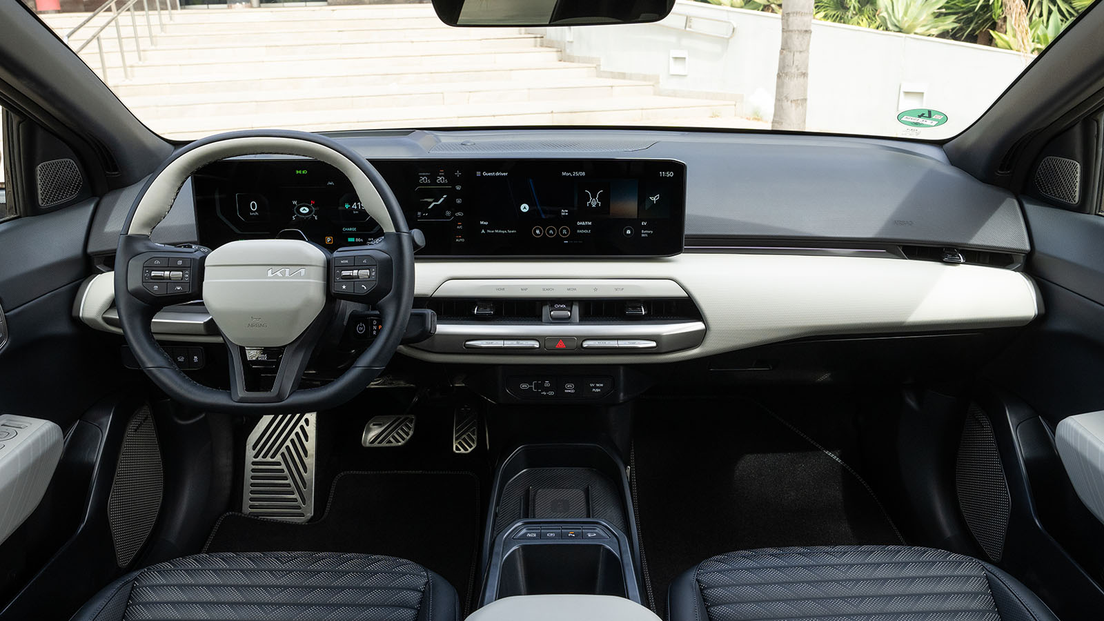 El puesto de conducción es el típico de los últimos productos de la marca. - Kia /></p><p>Entrar en el Kia EV4 es hacerlo en un entorno sostenible y moderno, con <strong>materiales reciclados de calidad</strong>, asientos confortables y un puesto de conducción dominado por la digitalización. El sistema multimedia incluye una triple pantalla unida bajo un mismo marco: un cuadro de instrumentos de 12,3”, una para el climatizador de 5,5” y una pantalla central, también de 12,3" que no solo ofrece la última versión infoentretenimiento, sino también <strong>acceso a Netflix, Disney+ y <a href=