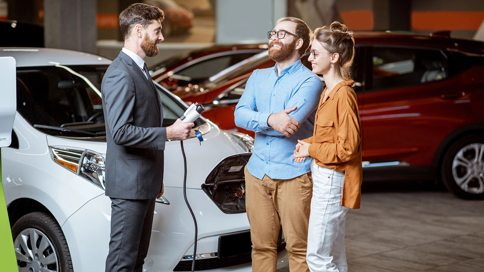  /></p><p>De todos ellos, la tecnología que sigue liderando el mercado es la híbrida ya sea autorrecargable o ligera. Tanto es así que en agosto no solo se vendieron 35.500 unidades, un 34,07% más, sino que <strong>ya acumulan 350.762 unidades, mejorando los datos de hace un año en un 27,5%</strong> y contabilizando una cuota de mercado del 34,91%. Sin salir de la etiqueta ECO, <strong>los coches a gas también siguen su ascenso</strong> y las 4.888 unidades de septiembre han supuesto un 62,4% más que en 2024, sirviendo para engrosar un total de 43.865 unidades, dato que también supone una mejora del 76,9% frente al mismo periodo del año anterior.</p>
<blockquote><p>Relacionado:</p><p><a href=