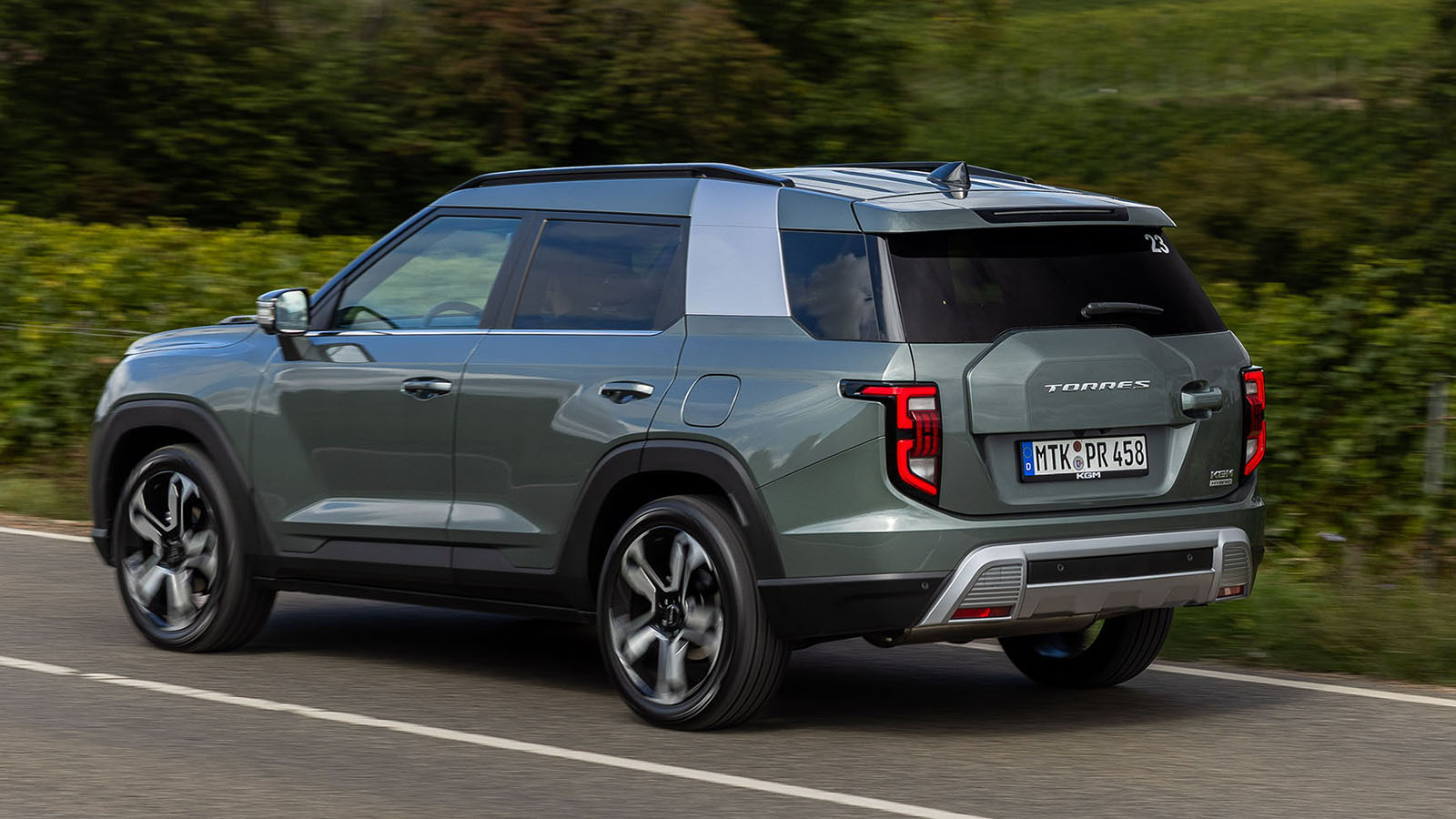 En marcha destaca por su eficiencia.  - KGM /></p><p>Sin embargo, el verdadero argumento diferencial está en la eficiencia: el <strong>consumo medio homologado es de 5,84 l/100 km</strong>, lo que se traduce en un ahorro significativo del 28% respecto a la versión manual de gasolina y hasta un 36% frente a la automática con tracción 4x4. Esta optimización se logra gracias al funcionamiento dual del sistema, que puede <strong>operar en modos serie o paralelo</strong>.</p>
<blockquote><p>Relacionado:</p><p><a href=