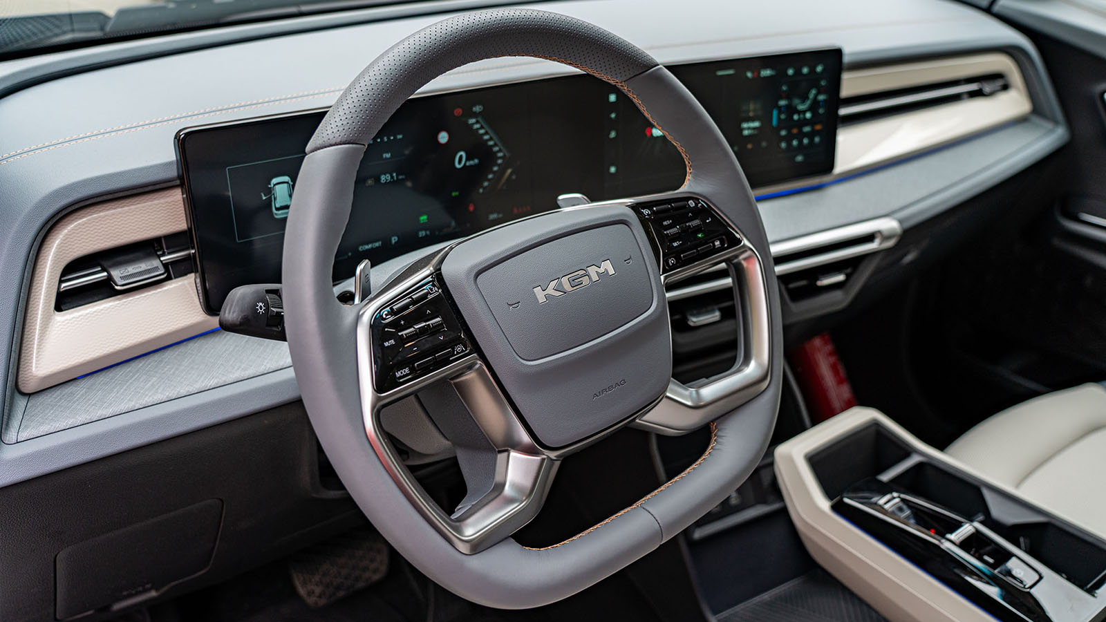 Por dentro es igual que el EVX y en el volante ya aparece el logo de KGM - KGM /></p><p>Exteriormente, el Torres Hybrid mantiene el <strong>diseño robusto e inconfundible del modelo original</strong>: líneas angulosas, una imagen que recuerda a los todoterrenos clásicos pero con un toque moderno, una parrilla vertical con seis lamas prominentes y faros LED con diseño inspirado en la constelación de la Osa Mayor. Los detalles en cromo, las robustas asas en el capó y el acabado trasero con cubierta simulando rueda de repuesto refuerzan su carácter. La oferta incluye llantas de 17 y 18 pulgadas y una selección de seis colores, destacando la incorporación del <strong>nuevo Latte Greige</strong>.</p>
<blockquote><p>Relacionado:</p><p><a href=