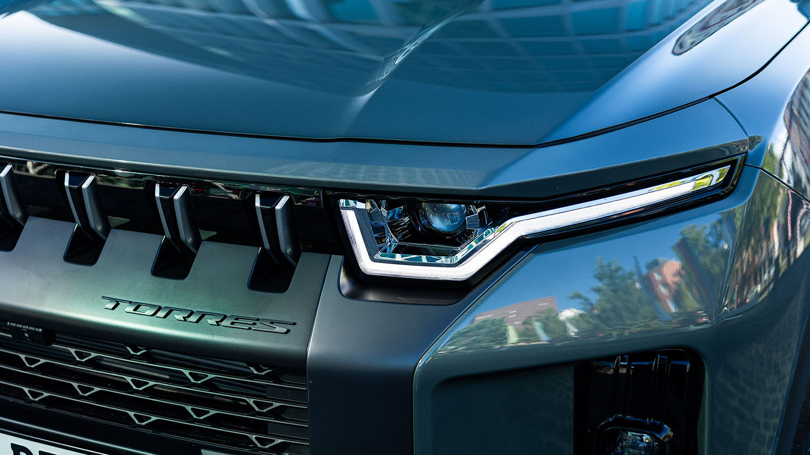 El detalle de las luces diurnas delanteras en forma de la constelación de la Osa Mayor.  - KGM /></p><p>La transmisión e-DHT, sin engranajes fijos, ofrece una experiencia de conducción suave y dinámica, dejando atrás las molestas transmisiones CVT comunes en vehículos híbridos de otras marcas. Con todo, <strong>el sistema permite que hasta el 94%</strong> del tiempo se circule en modo eléctrico puro en el entorno urbano, con cambios imperceptibles entre modos y sin vibraciones molestas. La entrega de potencia es fluida y progresiva, mientras que el confort acústico está muy trabajado, con un <strong>aislamiento superior al de muchos rivales japoneses o chinos.</strong></p>
<h3>Primeras impresiones al volante del Torres HEV</h3>
<p><img src=