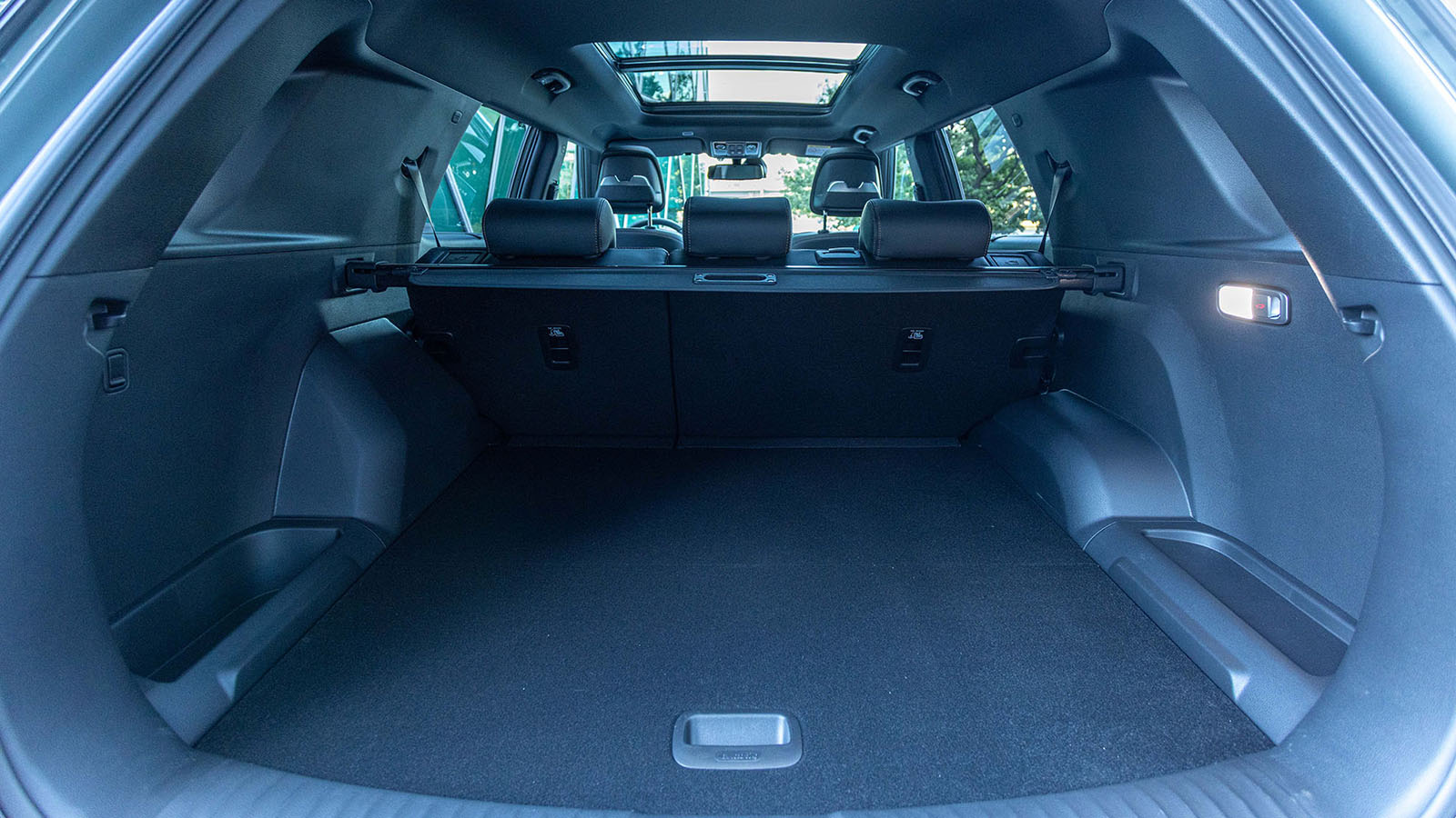 El maletero es de los más grandes de la categoría.  - KGM /></p><p>La ergonomía y el espacio interior permanecen intactos, destacando unas plazas traseras muy espaciosas y un <strong>maletero que impresiona con 839 litros</strong> hasta el techo, ampliable a 1.662 litros con los asientos traseros abatidos, cifras superiores a la mayoría de sus competidores directos.</p>
<h3>Un precio imbatible como clave para su impulso</h3>
<p><img src=