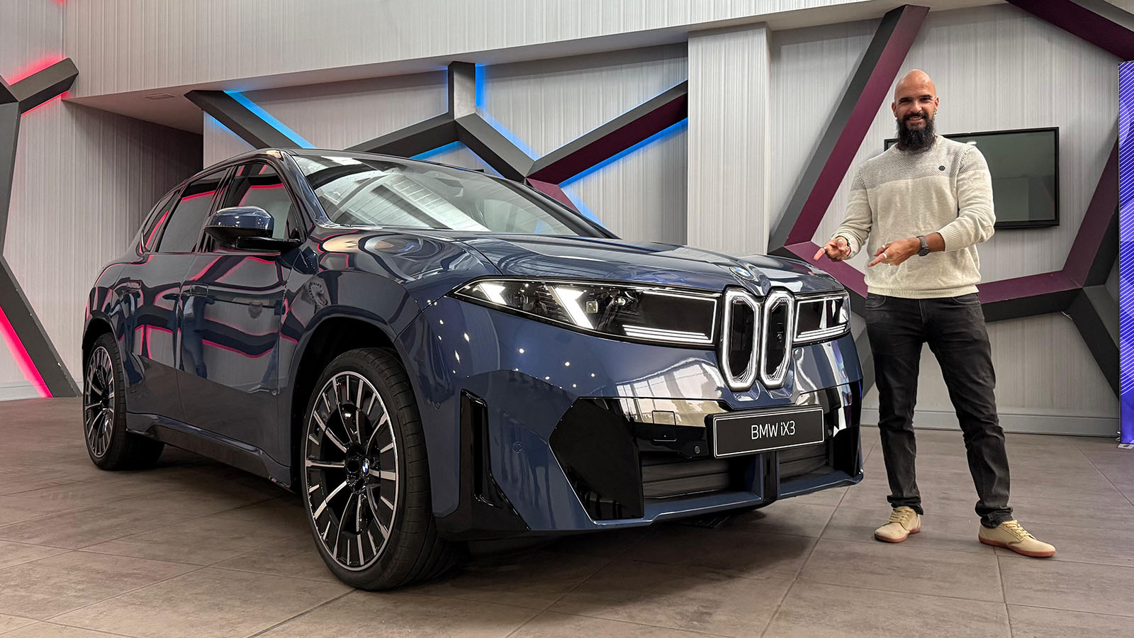 Ya hemos podido subirnos, brevemente, al nuevo BMW iX3.  - BMW