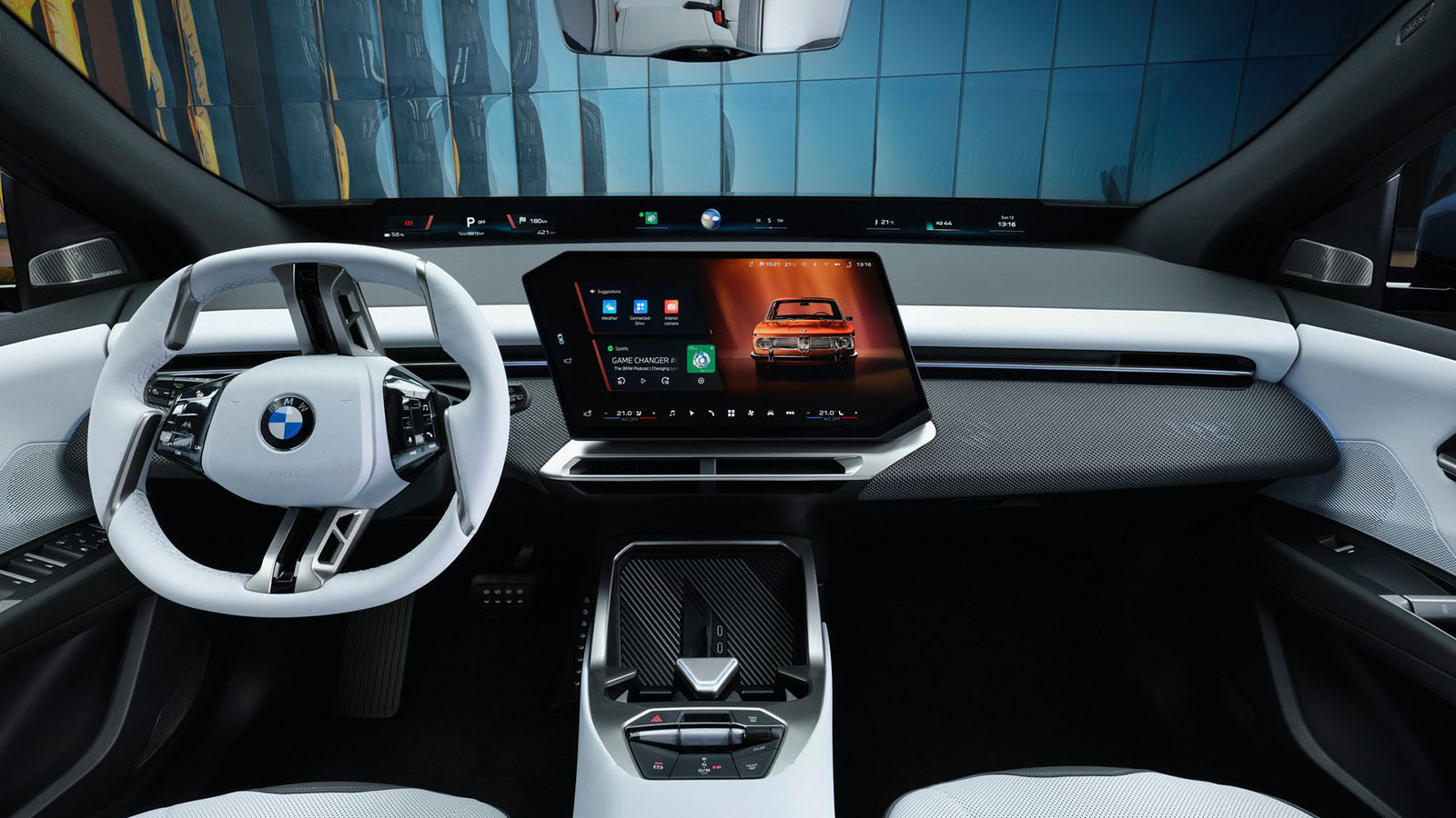 El volante resulta sorprendente en vivo. - BMW /></p><p>El diseño interior, igualmente, <strong>redefine el concepto de habitáculo en un eléctrico</strong>. La cabina está concebida para poner al conductor en el centro, fiel al ADN de BMW, a la vez que garantiza confort para todos los pasajeros. Destaca un salpicadero horizontal y claro, que fluye envuelto en materiales de alta calidad y un <strong>refinado panel “flotante” que da sensación de amplitud y orden</strong>. La iluminación ambiental con superficie de tela añade un toque cálido y acogedor que combate cualquier sensación de frialdad tecnológica.</p>
<p><img src=