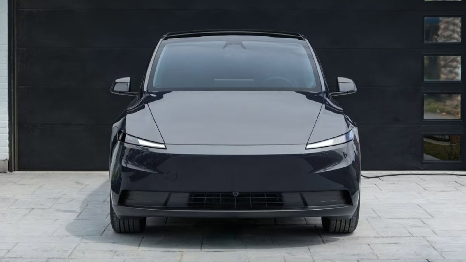 Tesla lanza dos versiones 'baratas' del Model Y y del 3 con precios de 39.990 y 36.990 dólares. - Tesla /></p><p>En este contexto, las previsiones a largo plazo contrastan de forma llamativa con la realidad más inmediata ya que un total de 23 firmas de análisis coinciden en una idea: <strong>Tesla podría alcanzar los 3 millones de vehículos vendidos anualmente hacia finales de esta década</strong>. En términos generales, esto supondría prácticamente duplicar el volumen actual.</p>
<p>La clave de este crecimiento, según estas previsiones, estaría en varios factores: ampliación de la capacidad productiva, <strong>entrada en nuevos mercados, lanzamiento de modelos más asequibles</strong> y una mayor diversificación de su gama. Sin embargo, el consenso no oculta cierta contradicción. Mientras las proyecciones a largo plazo son optimistas, las estimaciones más inmediatas reflejan una evolución mucho más contenida.</p>
<blockquote><p>Relacionado:</p><p><a href=
