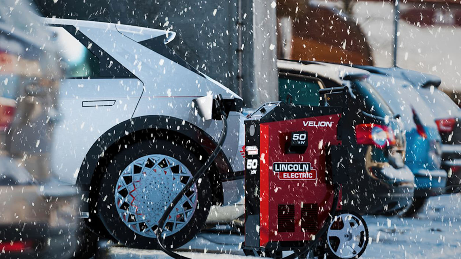 Puede operar hasta -35ºC - Lincoln Electric /></p><p>Este cargador portátil destaca por su <strong>potencia de 50 kWh en corriente continua</strong> y su diseño compacto, aunque no exento de tamaño considerable. Su capacidad <strong>permite recargar la batería de un coche eléctrico de forma rápida</strong> y sin necesidad de acudir a un punto de carga fija. Equipado con <strong>conectores CCS-1 y NACS y con voltajes ajustables entre 200 V y 10,000 V</strong> y una corriente máxima de hasta 150A, su versatilidad sugiere aplicaciones diversas, incluyendo la carga de vehículos eléctricos en carretera y el uso en maquinaria en zonas de obra, como grúas, donde la movilidad y confiabilidad son críticas.</p>
<blockquote><p>Relacionado:</p><p><a href=