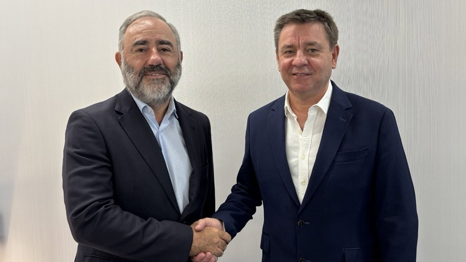 El acuerdo ha sido rubricado por el director de Compras de Gestamp, Javier Imaz, y el director de Marketing de Hydnum Steel, Gilles Mirol. - Gestamp