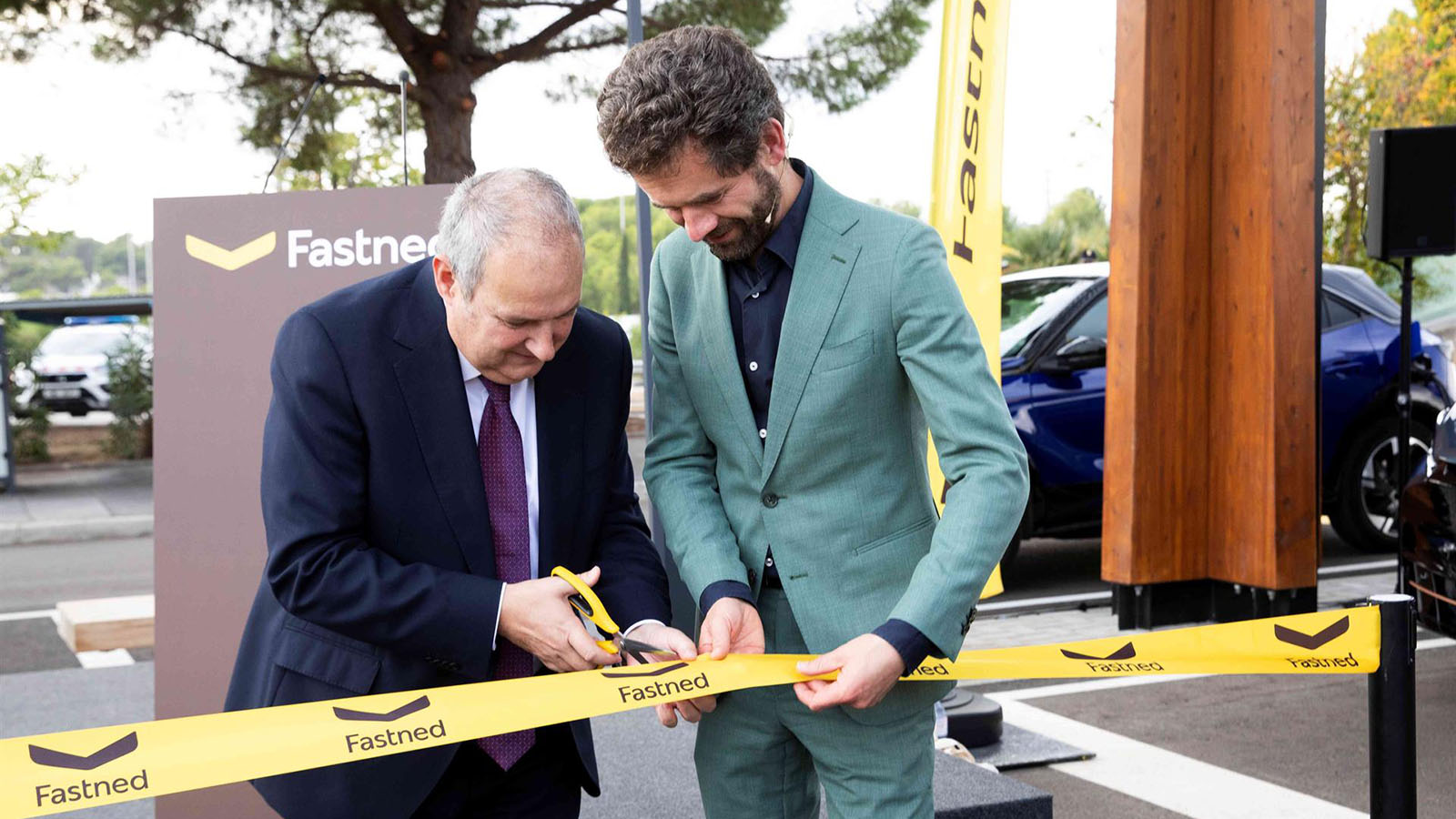 El ministro de Industria y Turismo, Jordi Hereu, y ceo de la empresa, Michiel Langezaal. - Fastned