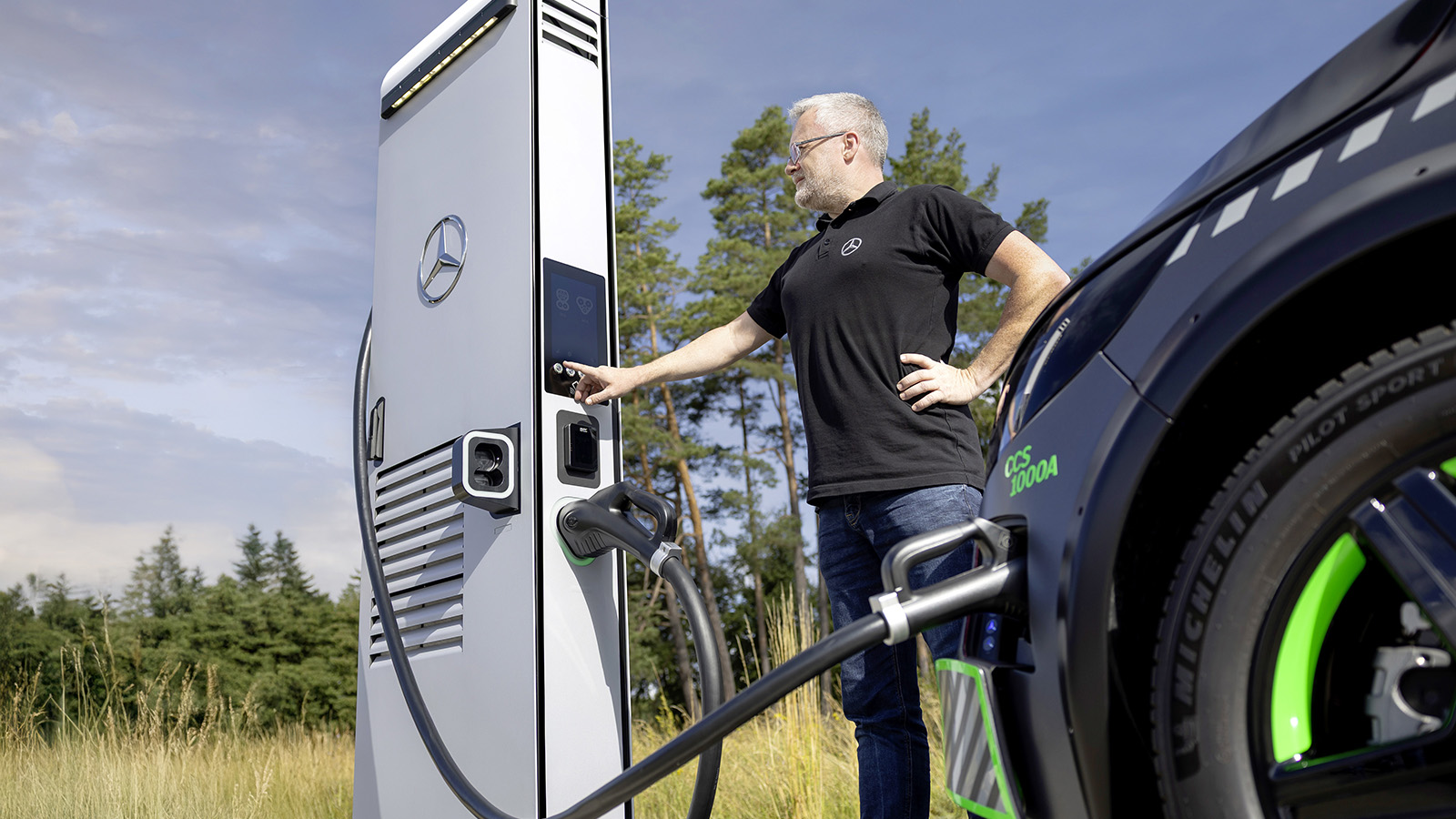 Permite hasta 900 kW.  /></p><p>El ELF equipa <strong>dos sistemas avanzados para la carga rápida: el estándar CCS, común en vehículos eléctricos</strong>, y el innovador sistema MCS (Megawatt Charging System), desarrollado inicialmente para camiones eléctricos. Mientras que el <a href=