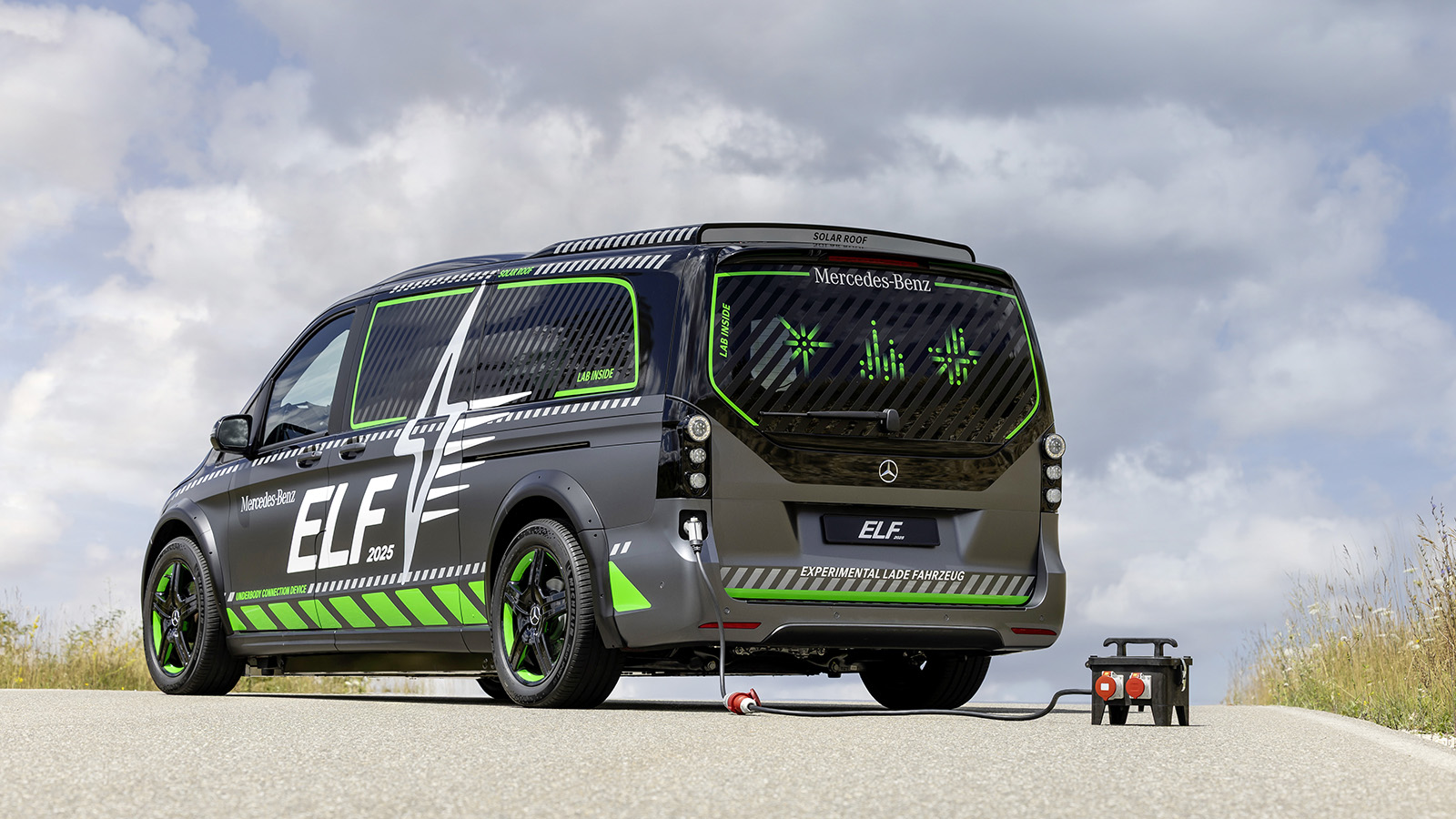 También provee de energía a otros dispositivos de dos maneras. - Mercedes-Benz /></p><p>Una de las grandes apuestas del ELF es la carga bidireccional, que habilita a los vehículos para no solo consumir electricidad, <strong>sino también devolverla a hogares</strong>, edificios o incluso a la red eléctrica. Mercedes-Benz investiga esta tecnología en dos formas:</p>
<ul>
<li><strong>Corriente alterna (CA):</strong> facilita la alimentación de dispositivos eléctricos, y el suministro energético a hogares o edificios (V2H y V2B), además de la conmutación con la red pública (V2G). Aunque la infraestructura es asequible, su estándar varía según las redes.</li>
<li><strong>Corriente continua (CC):</strong> permite una transferencia directa y eficiente a la red pública o domiciliaria con wallboxes DC bidireccionales, óptima cuando se combina con sistemas fotovoltaicos y almacenamiento casero.</li>
</ul>
<p><img src=