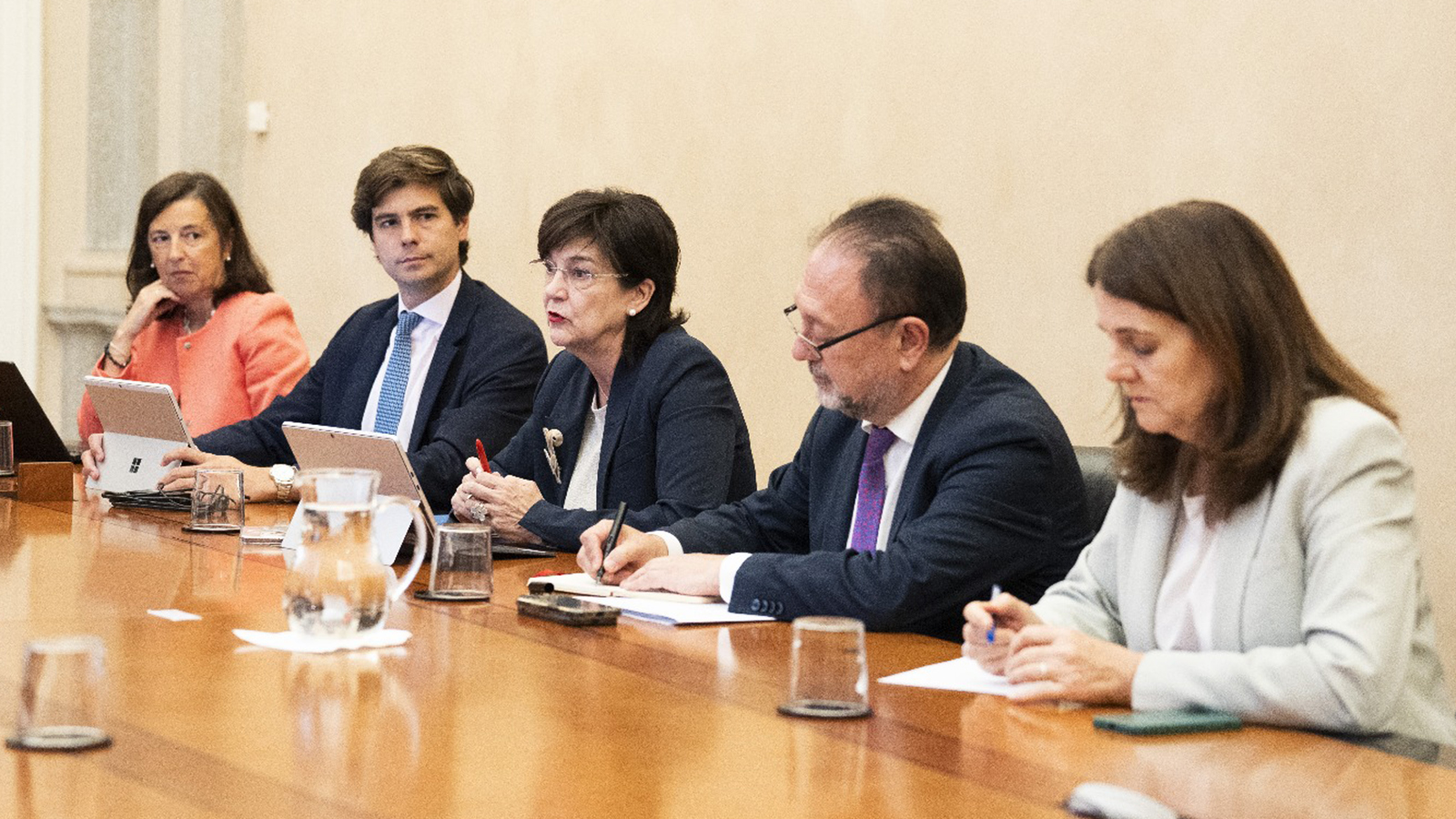 La CNMC aborda con Red Eléctrica y empresas el estado del sistema tras cambios de tensión.