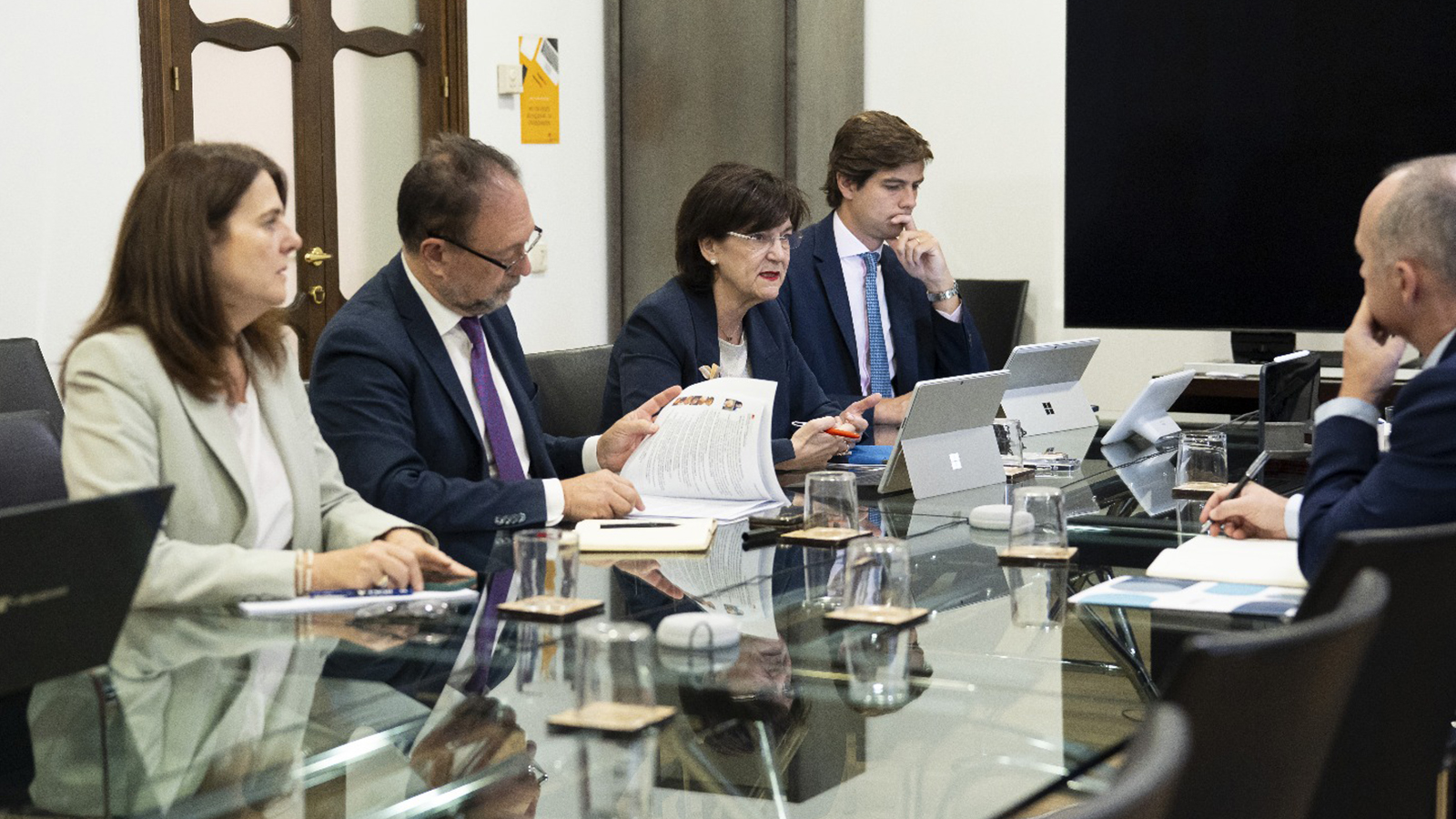 La CNMC aborda con Red Eléctrica y empresas el estado del sistema tras cambios de tensión.