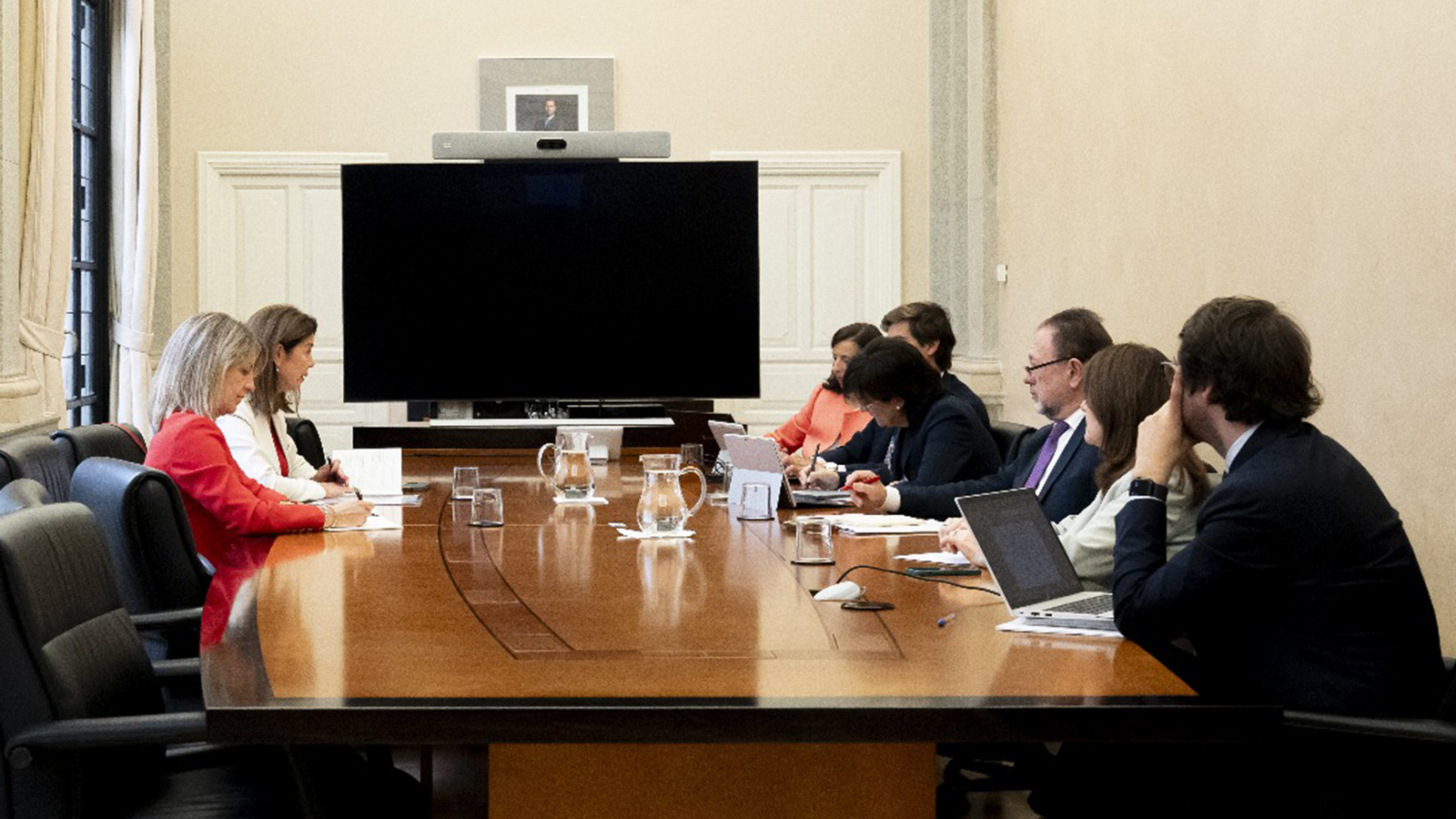 La CNMC aborda con Red Eléctrica y empresas el estado del sistema tras cambios de tensión.