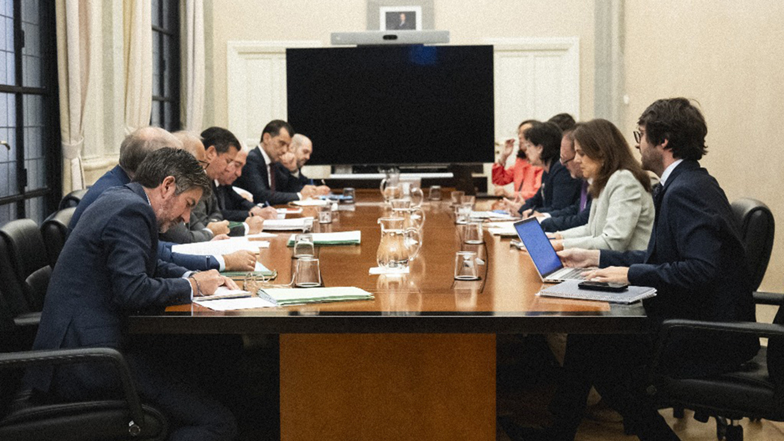 La CNMC aborda con Red Eléctrica y empresas el estado del sistema tras cambios de tensión.