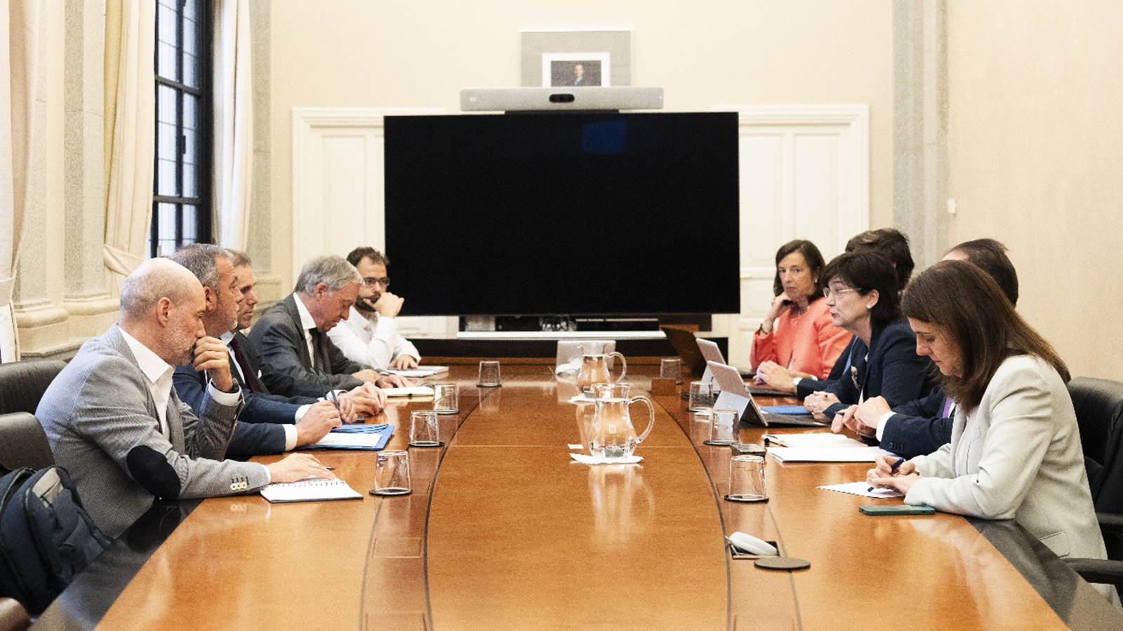 La CNMC aborda con Red Eléctrica y empresas el estado del sistema tras cambios de tensión.