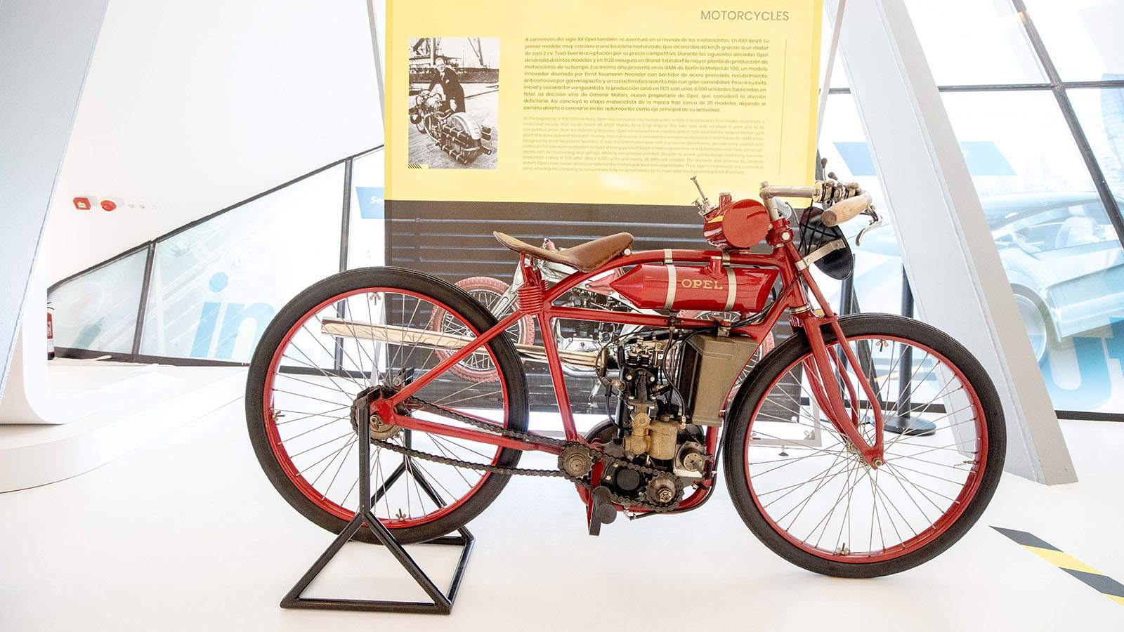 Motocicleta OP4V200 - Opel< /></p><p>Uno de los grandes atractivos es el <strong>Patent Motorwagen Lutzmann de 1899, el primer coche Ope</strong>l, pieza clave en el nacimiento de la marca. Junto a él, el “Doktorwagen” de 1909 y el “Laubfrosch” de 1924 simbolizan la democratización del automóvil en Alemania. Este último, conocido como “rana de árbol” por su color verde, fue el primer coche producido en masa por Opel y marcó un hito en la fabricación industrial.</p>
<blockquote><p>Relacionado:</p><p><a href=