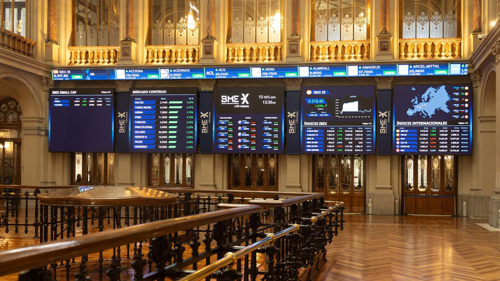 Paneles del Ibex 35 en el Palacio de la Bolsa de Madrid, a 10 de octubre de 2023, en Madrid (España). - Eduardo Parra - Europa Press