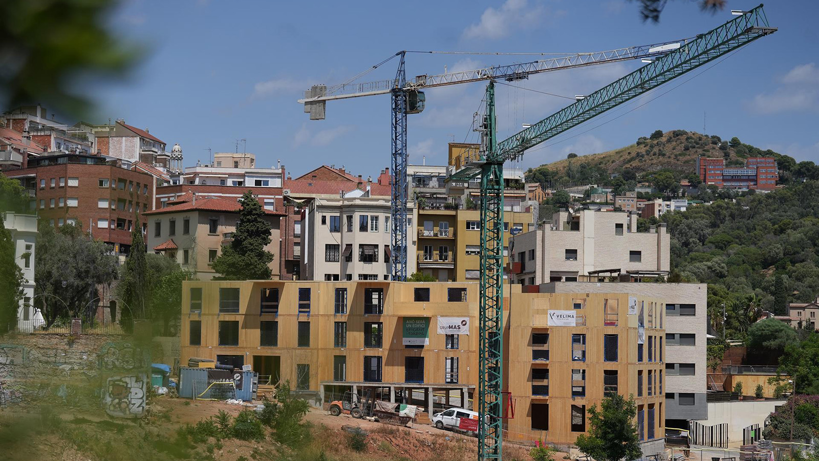 Construcción de un edificio sostenible en Vallcarca, a 31 de julio de 2025, en Barcelona, Cataluña (España).  - David Zorrakino - Europa Press