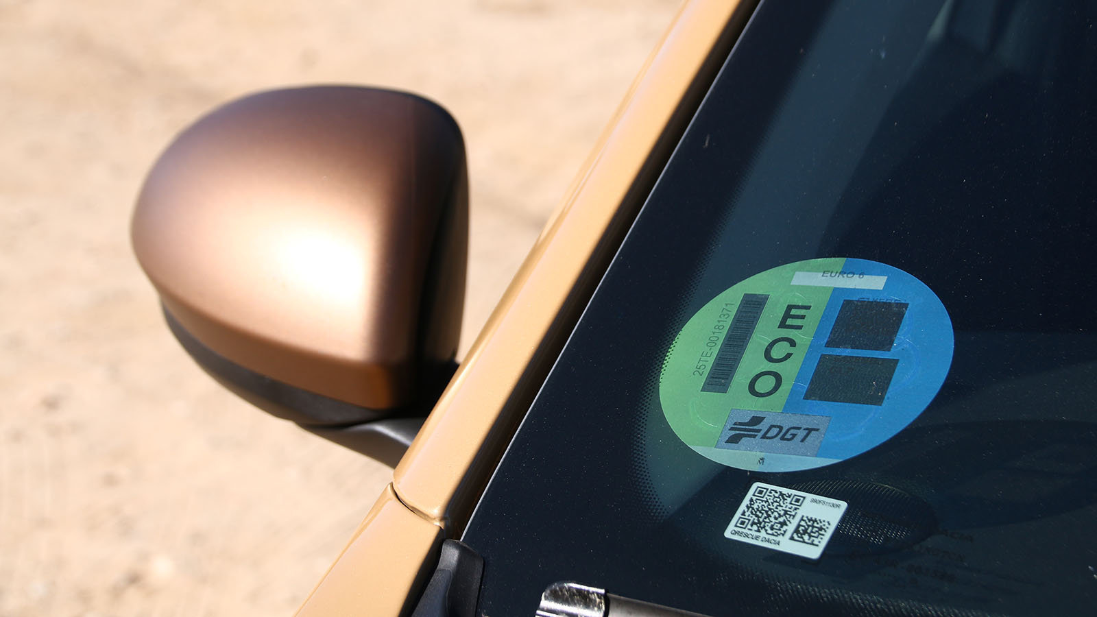 Además de su menor precio, el GLP te permite lucir la etiqueta ECO.  - K.S. /></p><p>Porque este es <strong>su principal argumento de compra</strong>, el coste por uso. Actualmente la media en España se mueve en torno a los 0,90 € aunque el precio más alto se sitúa en aproximadamente 0,82 € ello permite rellenar los 40 l del depósito <strong>de GLP con tan solo 27€</strong>. Y ojo porque podremos recorrer cerca de 500 km con este combustible a un consumo medio homologado de unos 7 l/100 km que en el caso de nuestra prueba ha rondado aproximadamente los 8-8,5 l/100 km.</p>
<blockquote><p>Lo mejor del GLP no es solo el bajo coste del repostaje, sino la gran autonomía que ofrece</p><cite>undefined</cite></blockquote><p>Si a eso le sumamos los <strong>50 l de depósito de combustible</strong> con un consumo medio homologado de 5,3 l/100 km y uno real en torno a los 7-7,5 l/100 km concluimos que con este Sandero Stepway se puede realizar un viaje sin parar de más de 1.200 km sin parar, es decir, que nos permite <strong>cubrir prácticamente la totalidad de la geografía española e incluso ir de Madrid a París sin repostar</strong>.</p>
<h3>Empuja con mucha solvencia</h3>
<p><img src=