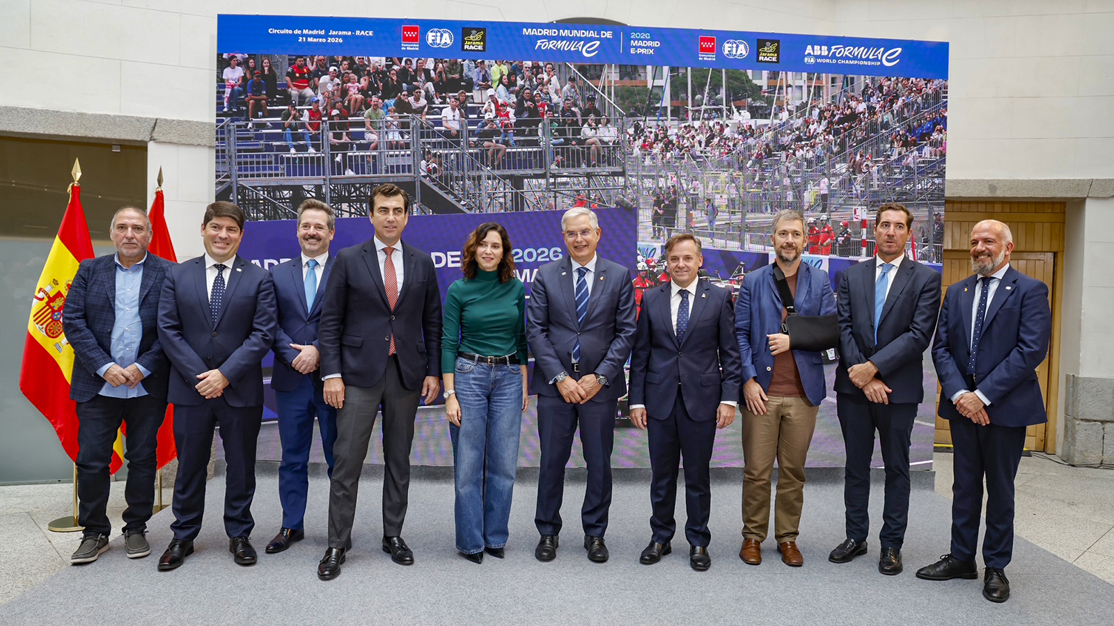 En el acto, la presidenta de la Comunidad de Madrid, Isabel Díaz Ayuso y los máximos responsables del proyeecto: El acto ha contado con la intervención de Carmelo Sanz de Barros, presidente del RACE y del Senado de la FIA; Alberto Longo, cofundador y Chief Championship Officer de Fórmula E; y Manuel Aviñó, presidente de la Real Federación Española de Automovilismo (RFEDA) y vicepresidente de la FIA para Europa. - RACE /></p><p>España y especialmente Madrid jugarán un papel protagonista en esta revolución. En <strong>marzo de 2026, el histórico Circuito de Madrid Jarama-RACE será el escenario del Gran Premio de Fórmula E</strong>, una primera vez para la capital española que abre un capítulo nuevo lleno de expectativas. La elección del Jarama, un circuito con historia y tradición, transformado y modernizado para acoger esta cita, destaca la apuesta decidida por fusionar legado automovilístico con la vanguardia tecnológica y la sostenibilidad. Además, esta llegada se <strong>suma al impacto que tendrá Madrid en 2027 con la celebración del Gran Premio de Fórmula 1</strong> en un nuevo trazado semiurbano junto a IFEMA y Valdebebas, posicionando a la ciudad en la órbita de las grandes capitales mundiales del motor.</p>
<blockquote><p>Relacionado:</p><p><a href=