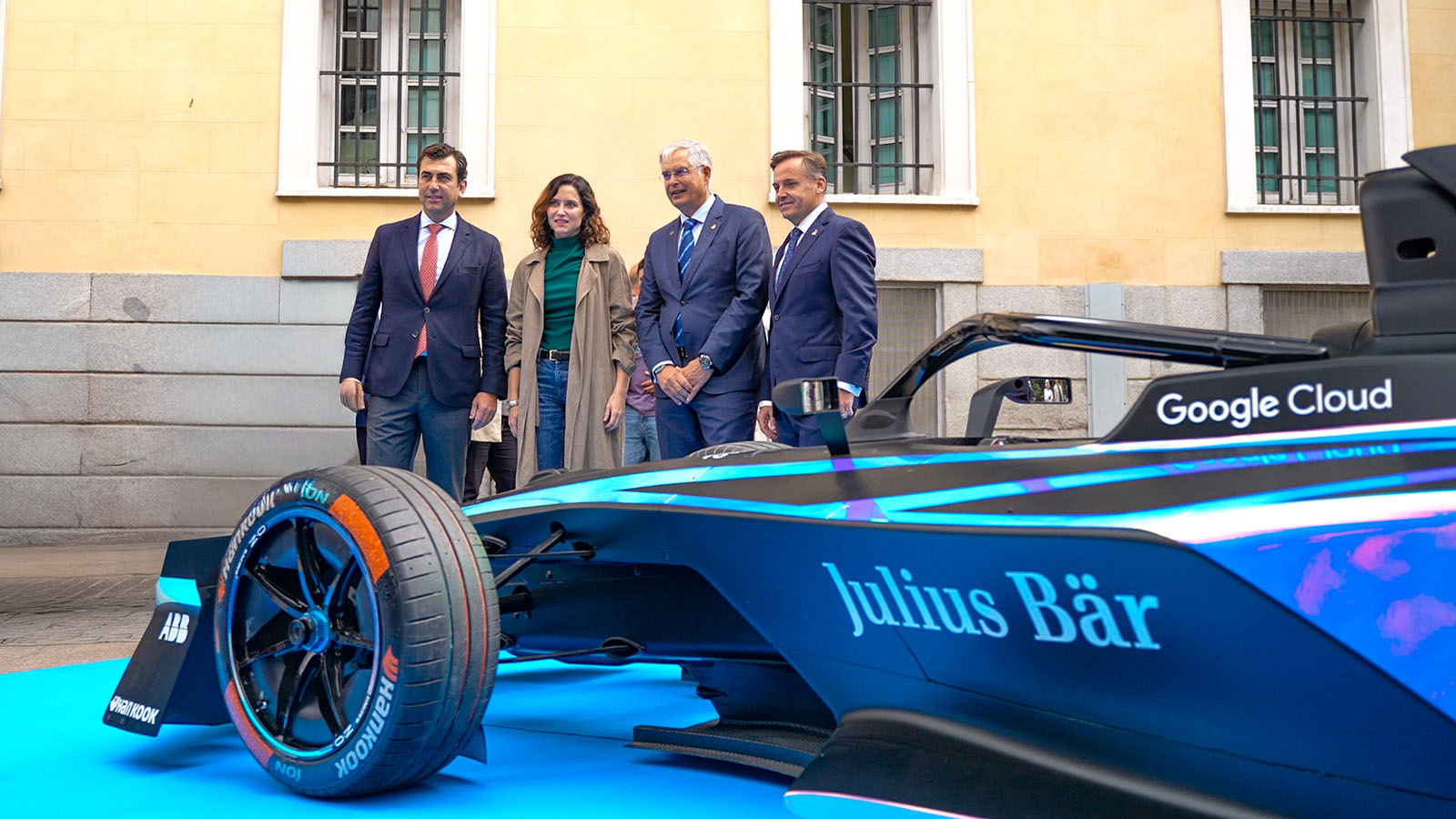 El monoplaza ha estado presidiendo el acto de presentación. - RACE /></p><p>Desde la perspectiva deportiva, la Fórmula E atrae a grandes fabricantes internacionales con una parrilla que este 2026 contará con <strong>marcas como Cupra, Porsche, Jaguar, Nissan y Stellantis, entre otras</strong>. La presencia de un piloto español, Pepe Martí, en el equipo Cupra, añade un incentivo extra para la afición local, con opciones reales de podio que incrementan la emoción y el interés. Características como un promedio de 150 adelantamientos por carrera evidencian el espectáculo y la incertidumbre que hacen que este campeonato destaque frente a otras modalidades tradicionales, consolidándose como la especialidad del motor con mayor crecimiento y proyección.</p>
<p>El <strong>Jarama también será protagonista adicionalmente como sede del test de <em>rookies</em></strong>, una novedad con puertas abiertas para el público que busca acercar más aún estos innovadores monoplazas eléctricos al aficionado. Estas pruebas, programadas justo al día siguiente de la carrera principal, permitirán conocer a las futuras promesas de la categoría.</p>
<blockquote><p>Relacionado:</p><p><a href=