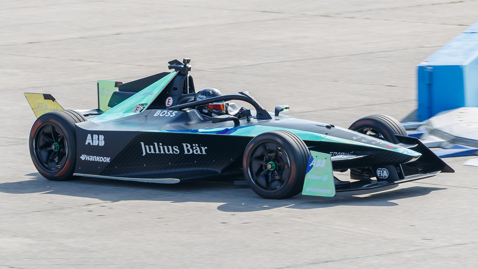 Los monoplazas han evolucionado exponencialmente.  - Wikipedia Commons /></p><p>Este salto cualitativo está también ligado a las evoluciones tecnológicas de la Fórmula E, con el nuevo <strong>GEN3 Evo que equipa monoplazas capaces de acelerar de 0 a 100 km/h en menos de dos segundos y alcanzar velocidades top de más de 320 km/h</strong>. La Fórmula E no solo es un campeonato de velocidad, es la plataforma donde se prueban y desarrollan tecnologías que marcarán el futuro de la automoción y la movilidad urbana sostenible.</p>
<p>Madrid, con Jarama y su apuesta por este evento pionero, j<strong>unto con la inminente llegada de la Fórmula 1, pone a la ciudad en el mapa mundial del motor</strong>, creando sinergias entre deporte, innovación, economía y sostenibilidad. Será una oportunidad para que los aficionados españoles disfruten no solo del espectáculo en pista, sino de ver cómo la movilidad eléctrica se integra como base del futuro automotor, justo en su ciudad.</p>
<p>En definitiva, el Mundial de Fórmula E en Madrid Jarama en 2026 es mucho más que una carrera, es un <strong>símbolo de transformación, progreso y liderazgo para España en la escena internacional del automovilismo y la movilidad sostenible.</strong></p></div></body></html>