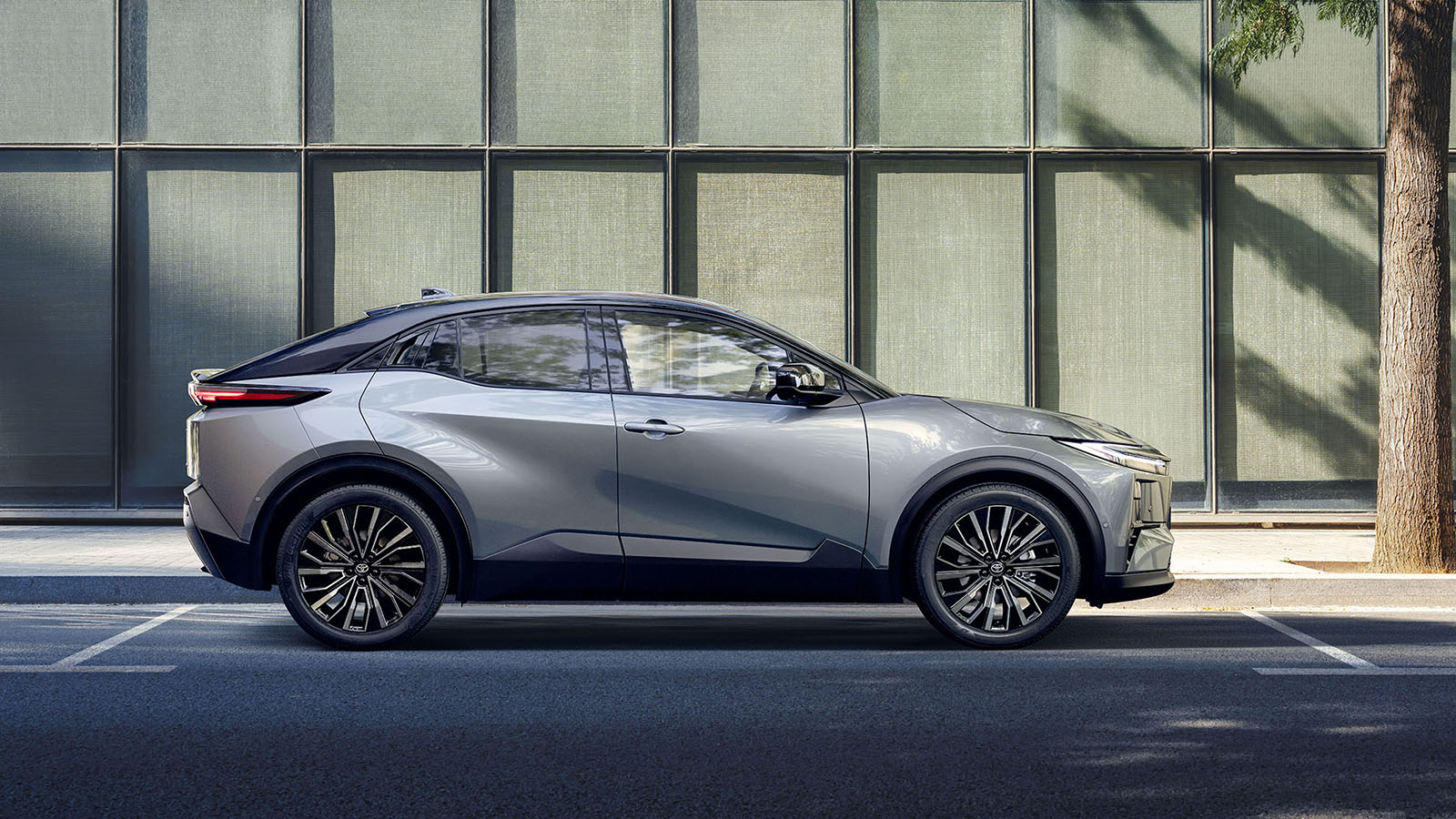 Crece ligeramente frente al C-HR actual.  - Toyota /></p><p>La gama eléctrica del C-HR+ contempla, de momento, dos versiones: una <strong>tracción delantera con un motor eléctrico de 227 CV</strong> <strong>y una tracción total (AWD) con dos motores que suman 343 CV</strong>. La primera puede recorrer hasta 609 km con una sola carga, gracias a su batería de 77 kWh, mientras que la versión AWD, con un segundo motor en el eje trasero cifra un rango de 500 km. En otros mercados está disponible una versión de acceso con menor potencia y una batería más pequeña que, por ahora, no llegará a España a no ser que el cliente así lo solicite.</p>
<blockquote><p>Relacionado:</p><p><a href=