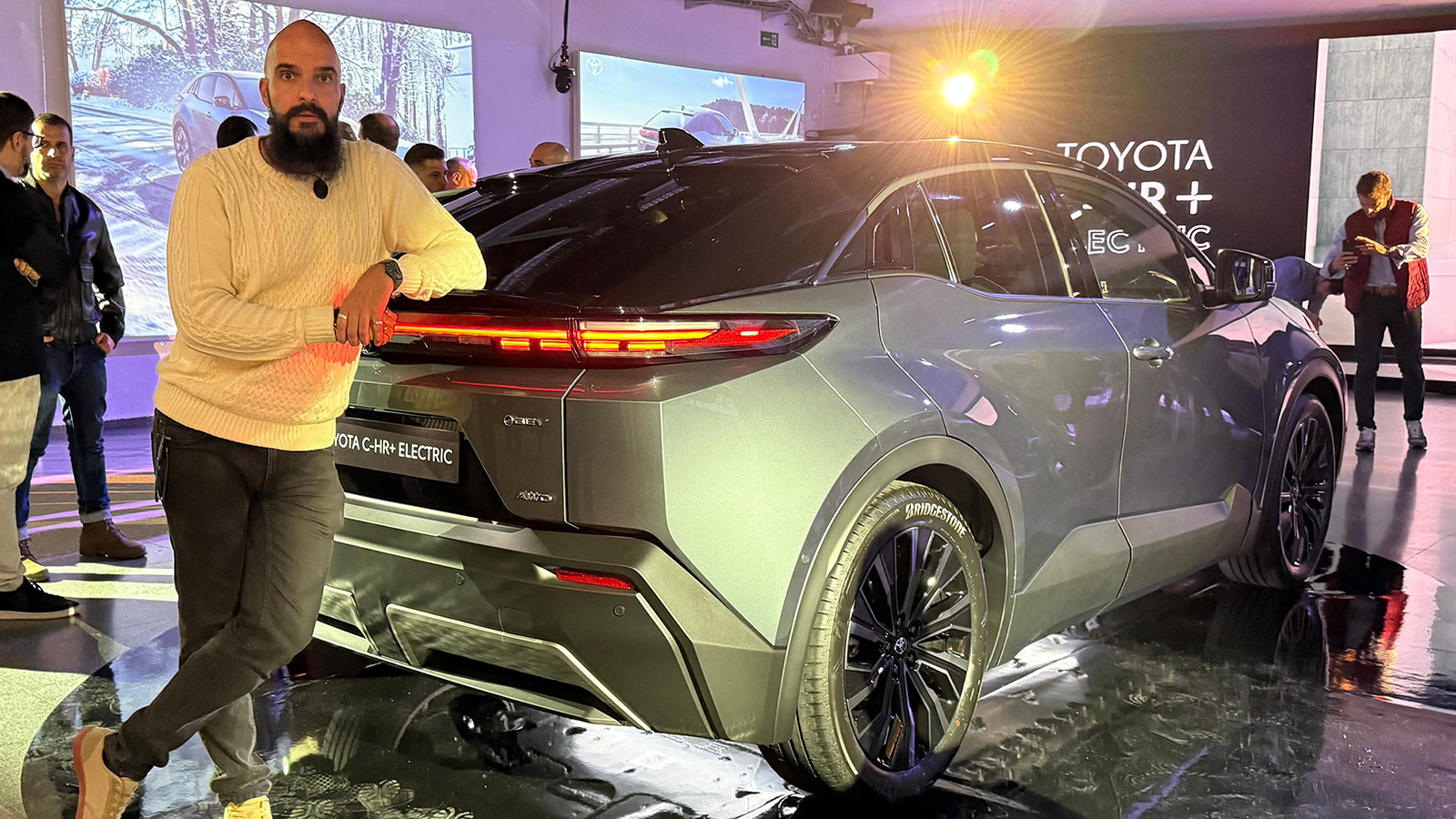 Nosotros ya lo hemos conocido en persona.  - K.S. /></p><p>Las <strong>primeras unidades del nuevo C-HR+ llegarán en marzo de 2026</strong> a los concesionarios españoles, con precios que arrancan en los <strong>36.500 euros en la versión de tracción delantera con acabado Advance, y en los 44.000 euros en la versión AWD Spirit</strong>. Una peculiaridad es que cada acabado está ligado a un motor. Y ojo, porque estas tarifas solo incluyen el descuento comercial, es decir, que si se le añaden las ayudas y al <a href=