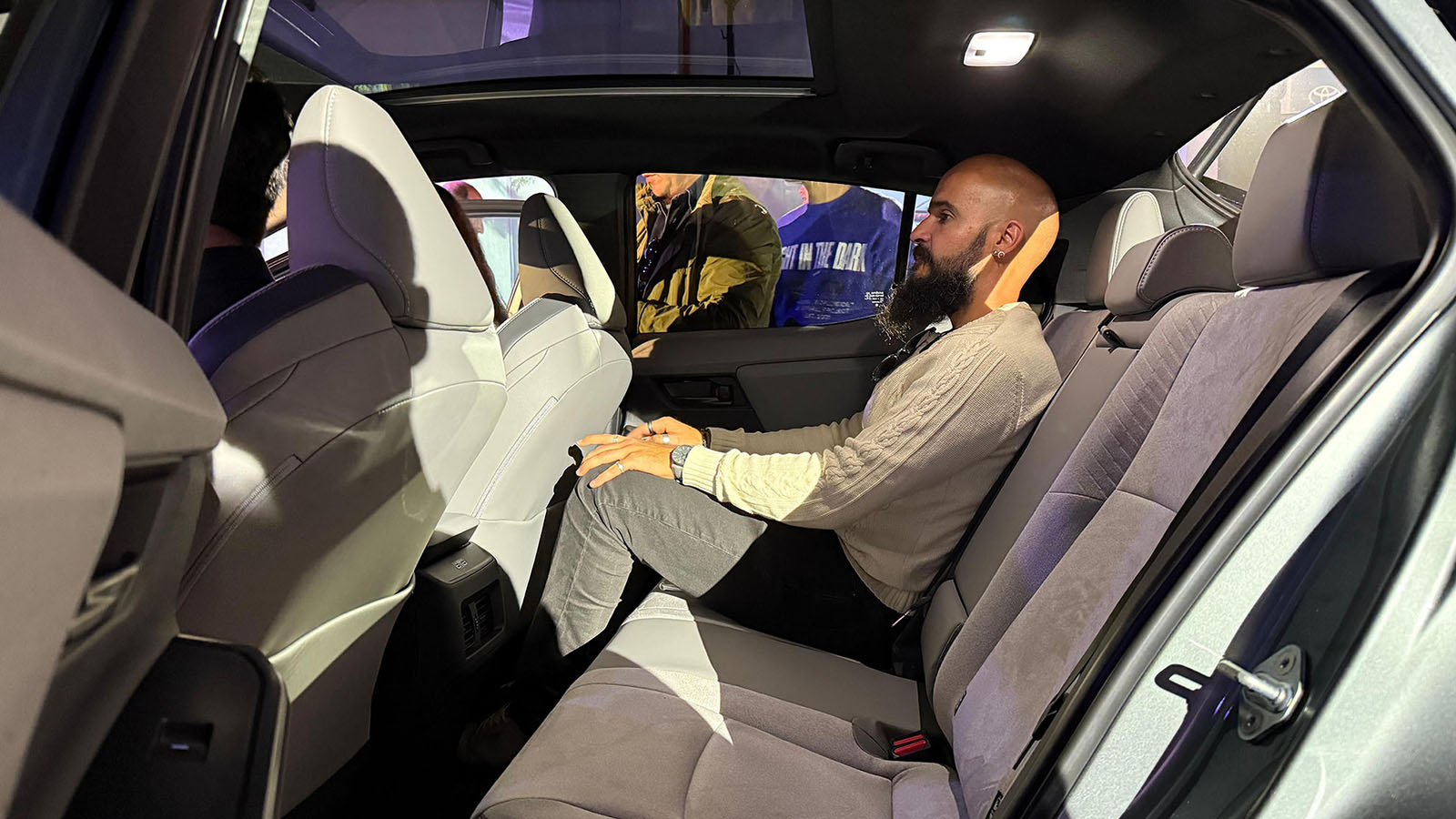 Se ha ganado en espacio en las plazas traseras. - K.S. /></p><p>Las dimensiones también crecen ligeramente frente a los C-HR actuales, con quienes convivirá, <strong>alcanzando los 4,52 metros de longitud</strong>, lo que favorece la habitabilidad interior. Un aspecto que ha sido muy mejorado respecto a las versiones anteriores, gracias a que la distancia entre ejes aumenta en 11 centímetros, permitiendo que dos adultos <strong>puedan viajar con mayor confort, sin sentir que el espacio se queda pequeño</strong>. La capota también se ha ampliado, y el nuevo <strong>maletero ofrece 416 litros de capacidad</strong> (un incremento notable frente a la versión híbrida enchufable), ideal para viajes familiares o compras del día a día.</p>
<h3>Interior más cómodo y tecnológico</h3>
<p><img src=