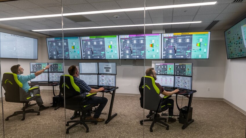 Simulador de aula Xe-100. - X-energy. /></p><p>"Invertir en simuladores de capacitación avanzada prepara a los futuros operadores y sienta las bases para una fuerza laboral en energía limpia que impulsará nuestra región durante las próximas décadas", afirma <strong>Bob Schuetz</strong>, director ejecutivo de Energy Northwest. "Esta experiencia interactiva ayuda a desmitificar la energía nuclear y va más allá de los libros de texto, mostrando a los estudiantes que una carrera viable y significativa en energía limpia está a su alcance y que pueden formar parte de un proyecto transformador".</p>
<p>Se espera que la <strong>Instalación de Energía Avanzada Cascade cree más de 1.000 puestos de trabajo durante la construcción y más de 100 puestos de trabajo permanentes en operaciones nucleares</strong>, ingeniería y otros campos especializados.</p>
<p>Los créditos de carbono ayudan a desbloquear el financiamiento climático del sector privado a gran escala e impulsan el impacto más allá de nuestras propias operaciones.</p>
<h3>La estrategia más amplia de energía limpia de Amazon</h3>
<p>Mantenemos nuestro compromiso con el desarrollo de la infraestructura energética necesaria para satisfacer la creciente demanda de energía que sustenta la tecnología avanzada de la que dependemos, desde electrodomésticos inteligentes hasta dispositivos móviles y herramientas de inteligencia artificial . Para las comunidades locales del estado de Washington, este proyecto de generación de energía representa no solo una nueva fuente de energía libre de carbono para la red, sino también una oportunidad económica: crea empleos, amplía la base impositiva y consolida un papel de liderazgo en el desarrollo de tecnología nuclear avanzada.</p>
<p>También <a href=