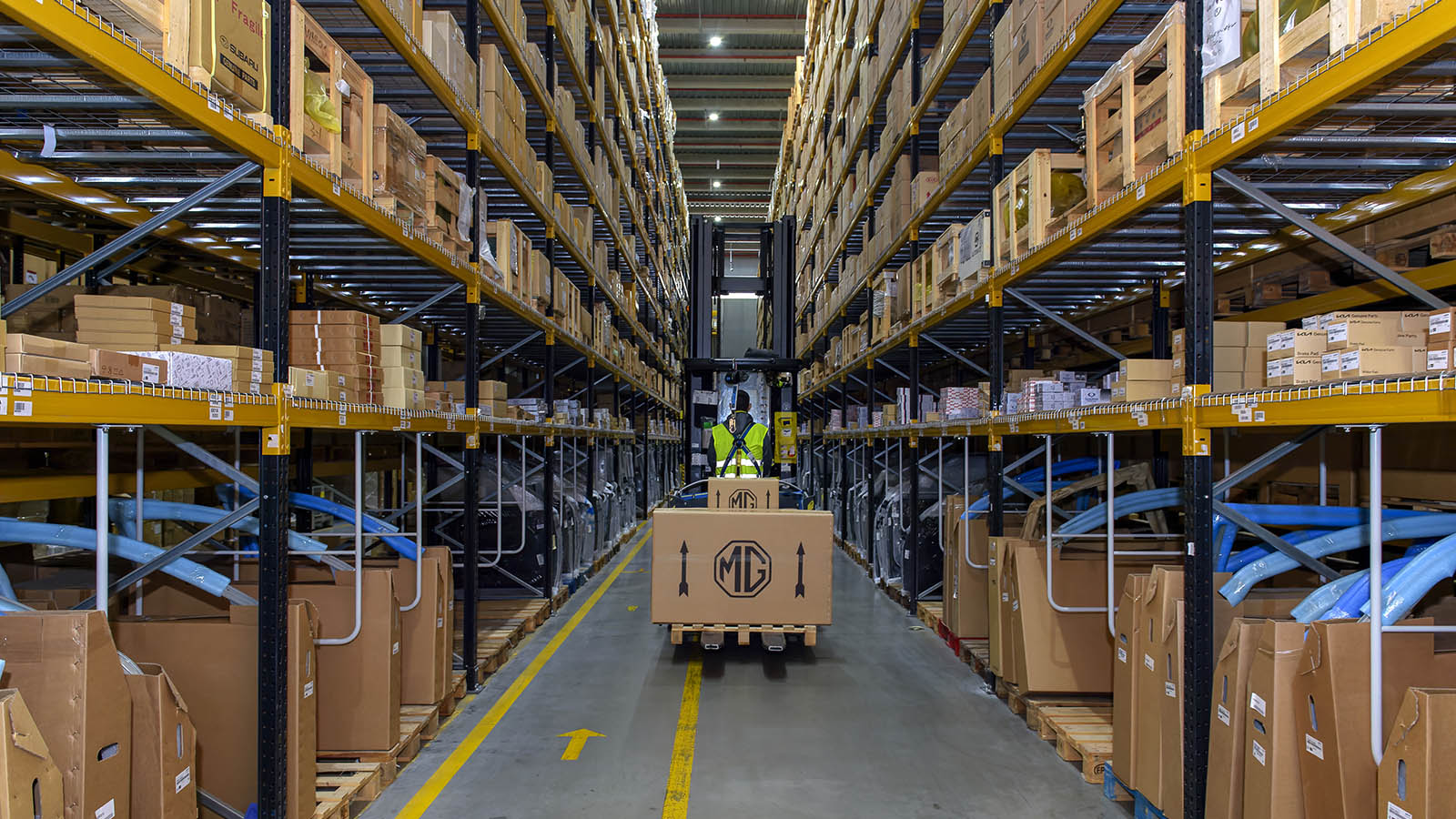 El nuevo almacén de logística de MG - MG. /></p><p>No obstante, un punto clave en la evolución de los coches chinos en España es su depreciación más acelerada frente a vehículos europeos y de otras marcas consolidadas. Según el estudio de Ganvam-DAT, <strong>la retención media del valor de un coche chino tres años después de su compra es del 60,7%</strong>, q<strong>ue contrasta con el 65,5% de otras marcas generalistas.</strong> Esta caída en el valor se explica, en parte, porque la mayoría de los coches chinos son eléctricos o híbridos, segmentos con mayor devaluación actualmente. ​</p>
<blockquote><p>Relacionado:</p><p><a href=