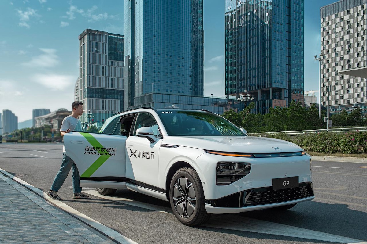 Robotaxi de Xpeng.  - Xpeng /></p><p>Con un enfoque claramente técnico y una hoja de ruta ambiciosa, <strong>Xpeng planea lanzar en 2026 al menos tres modelos de robotaxis autónomos de nivel 4</strong> en China, que emplean una tecnología visual avanzada prescindiendo del lidar para reducir costes y mejorar eficiencia. Esta flota será operada en colaboración con socios estratégicos, entre ellos Alibaba y su plataforma de mapas AMAP, la cual facilitará la experiencia de usuario y la integración con los servicios de movilidad urbana existentes.</p>
<blockquote><p>Relacionado:</p><p><a href=
