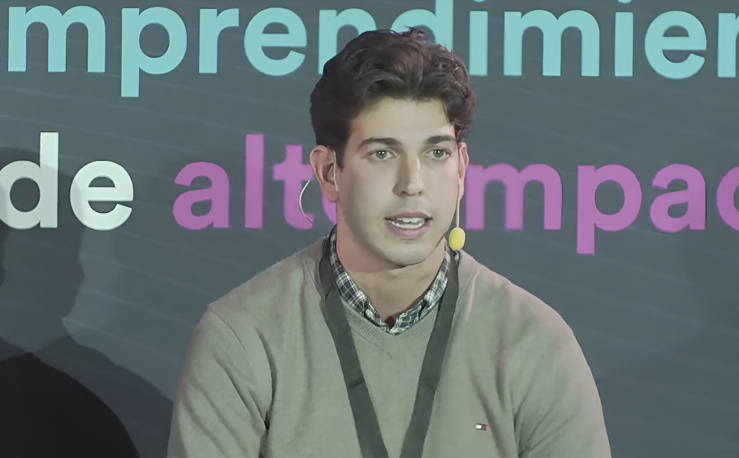 Francisco Lodeiro es el responsable de Fuse Energy en España. - FOTO: Fuse Energy /></p><h3><strong>¿Qué partes del modelo de Fuse son replicables en España?</strong></h3>
<p>Desde la perspectiva española, el caso de Fuse aporta varias lecciones relevantes. Primero, el hecho de que un proveedor europeo pueda designar un modelo de integración completa nos invita a reflexionar sobre los elementos que deben estar en su lugar para que este modelo tenga éxito.</p>
<p>En el Reino Unido Fuse opera en un <strong>marco liberalizado</strong>, con acceso a licencias de suministro, contadores inteligentes, datos del cliente y margen de maniobra para generación renovable. Lodeiro señala: “En el caso de España, las principales diferencias son la saturación de la red eléctrica en la parte de development y el acceso en tiempo real a los datos de los smart meters en la parte de comercialización, ya que en Reino Unido pertenecen a los suppliers y no a las distribuidoras.” Por tanto, para replicar el modelo, en España sería clave mejorar el acceso a los datos en tiempo real, simplificar licencias de suministro y abrir el mercado de autoconsumo e instalaciones.</p>
<p>La incorporación de instalaciones de <strong>autoconsumo y baterías</strong> en España está en auge. Fuse lo integra como parte de su propuesta (“instalaciones de autoconsumo” según Lodeiro). En España, ese segmento puede funcionar como palanca de diferenciación: tarifas que combinan suministro + autoconsumo + baterías con un proveedor integrado pueden resultar competitivas. El reto es la integración técnica, modelos escalables de instalación, permisos y conexión simplificados.</p>
<p>Fuse gestiona su propia generación renovable. En España, el desarrollo de renovables enfrenta cuellos de botella: <strong>tramitación, conexión a red, licencias</strong>. La saturación de la red que menciona Lodeiro es un obstáculo. Así, una réplica española requeriría políticas que agilicen aprobaciones, acceso de generadores al mercado y mecanismos de balance que permitan al proveedor integrar generación + suministro.</p>
<p>La experiencia de Fuse, con backgrounds fintech, señala la importancia de usar la <strong>tecnología</strong> para <strong>captación de usuarios, experiencia, tarifas dinámicas, análisis de datos</strong>. En España, muchas empresas aún tienen sistemas <em>legacy</em>. Un proveedor que combine generación propia + trading + suministro + experiencia digital puede diferenciarse si se asienta en una estructura operativa ágil.</p>
<p><img src=