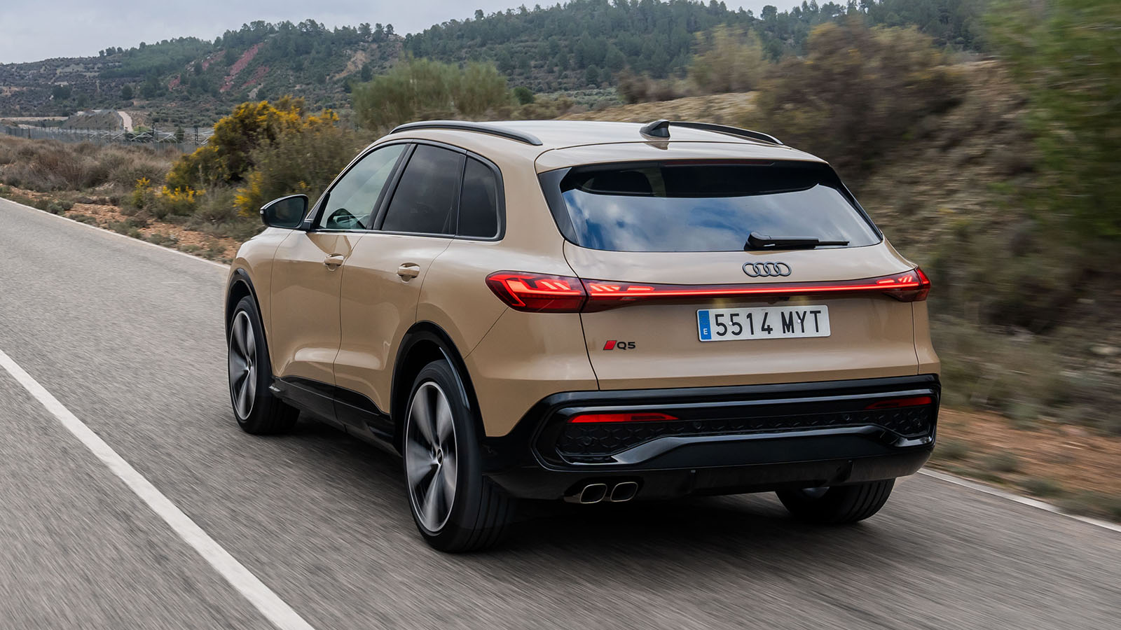 La suspensión adaptativa aumenta la versatilidad del modelo.   - Audi /></p><p>De serie equipa muelles de acero combinado con el control de amortiguación selectivo por frecuencia (FSD), que reduce la fuerza de amortiguación en función del tipo de pavimento y de la conducción realizada. De manera opcional se encuentra la suspensión neumática con <strong>control adaptativo que no solo permite variar la dureza de los amotiguadores</strong>, habiendo mejorado sobre todo en el programa confort, sino que ofrece un rango de altura de hasta 60 mm, siendo la posición más alta la del programa off road ya que este Q5 sigue postulándose como uno de los <strong>mejores SUV Premium para circular fuera del asfalto</strong>.</p>
<p>El sistema de suspensión incluye también el, permitiendo que el Q5 absorba baches pequeños sin comprometer la estabilidad durante maniobras más exigentes. Por último, el sistema eléctrico permite incluso tener un freno regenerativo para volver a <strong>recuperar hasta 25 kW en las fases de deceleración</strong>, circunstancia que consigue gracias a la dualidad de freno mecánico y by wire.</p>
<h3>En definitiva</h3>
<p><img src=