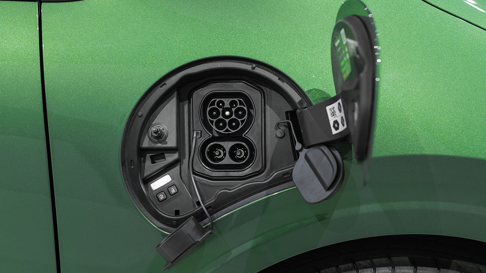 La carga en corriente continua es un opcional.  - Renault /></p><p>El Twingo eléctrico no solo es ágil y tecnológico, sino también seguro. I<strong>ncorpora hasta 24 sistemas de asistencia a la conducción</strong>, destacando el frenado automático de emergencia, control de crucero adaptativo con Stop & Go, asistente de mantenimiento de carril y ayudas al aparcamiento manos libres. La conducción también se facilita con el <strong>modo One Pedal</strong> que aumenta la regeneración de la batería y mejora la sensación de control.</p>
<h3>Accesible y práctico</h3>
<p><img src=