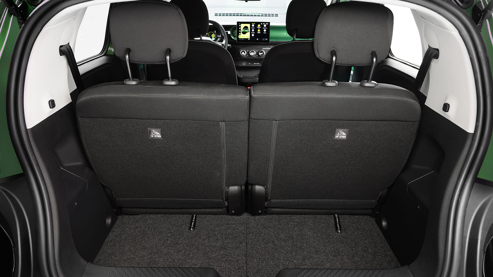 El maletero es bastante capaz.  - Renault /></p><p>Pequeños detalles como el hueco de 50 litros bajo el piso para cables, los anclajes <strong>‘YouClip’ para accesorios y bolsas</strong>, o una paleta de colores interiores opcional aportan funcionalidad y personalidad.</p>
<h3>Perfecto para la ciudad</h3>
<p><img src=