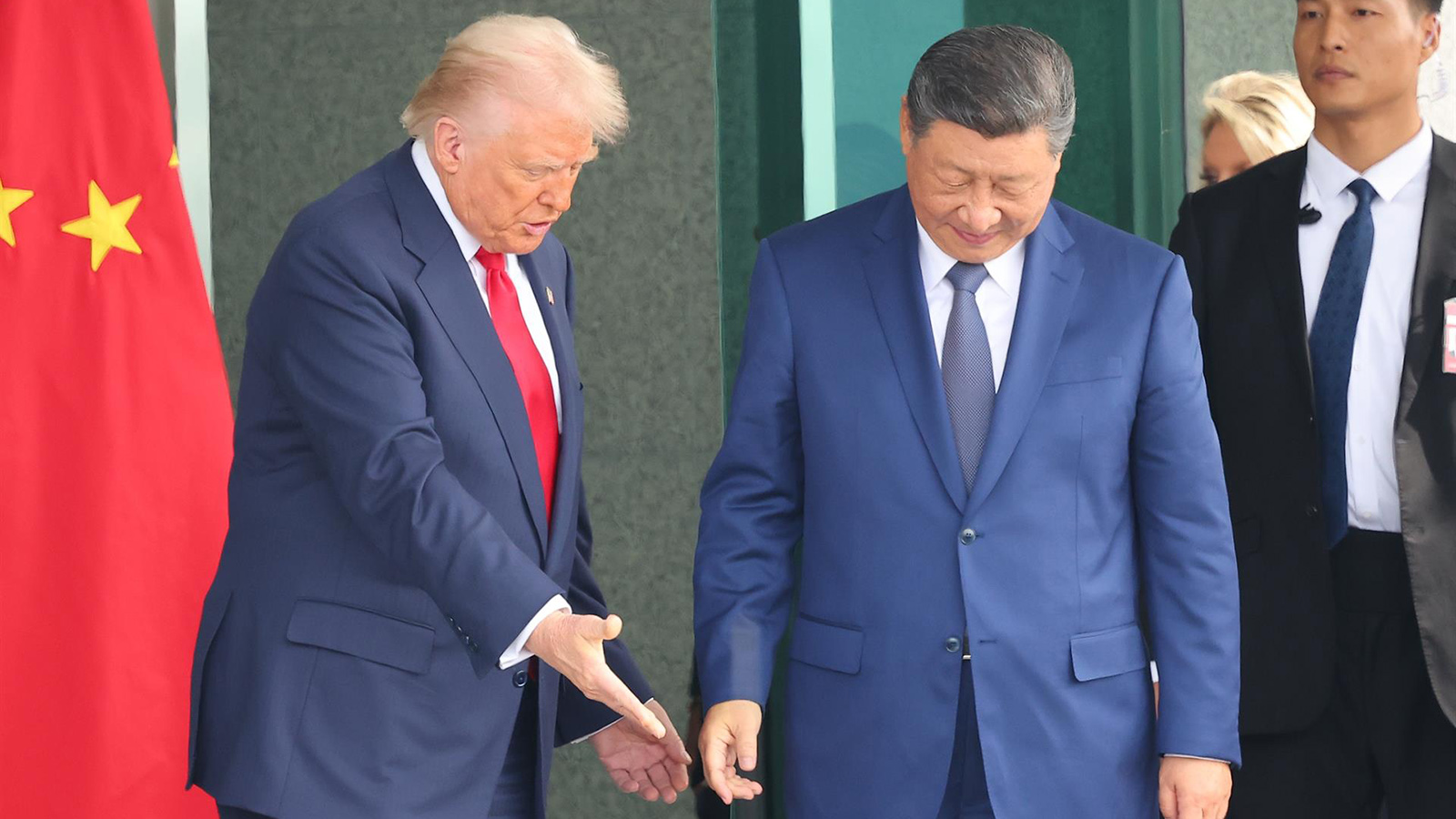 El presidente de Estados Unidos, Donald Trump (izq.), y el presidente de China, Xi Jinping, salen de sus conversaciones en el salón de recepciones Naraemaru, dentro de una base de la Fuerza Aérea en la ciudad de Busan, al sureste del país. - YNA/dpa ---/AHÍ/dpa /></p><p>En contraposición, el mercado estadounidense y canadiense se enfrenta a significativos desafíos. La eliminación de créditos fiscales a finales del tercer trimestre provocó <strong>una caída pronunciada del 41% en sus ventas durante el mes de octubre</strong>, reflejando la vulnerabilidad del sector ante la ausencia de apoyos normativos.</p>
<p>Reconocidos <strong>fabricantes como Ford, Hyundai u Honda</strong> han visto cómo sus entregas se <strong>desplomaban en más de un 70%</strong> durante los pasados 31 días. Este fenómeno pone en alerta a la región sobre la necesidad de establecer unas políticas estables y sostenibles para no perder terreno en la transición a la movilidad eléctrica.</p>
<blockquote><p>Relacionado:</p><p><a href=