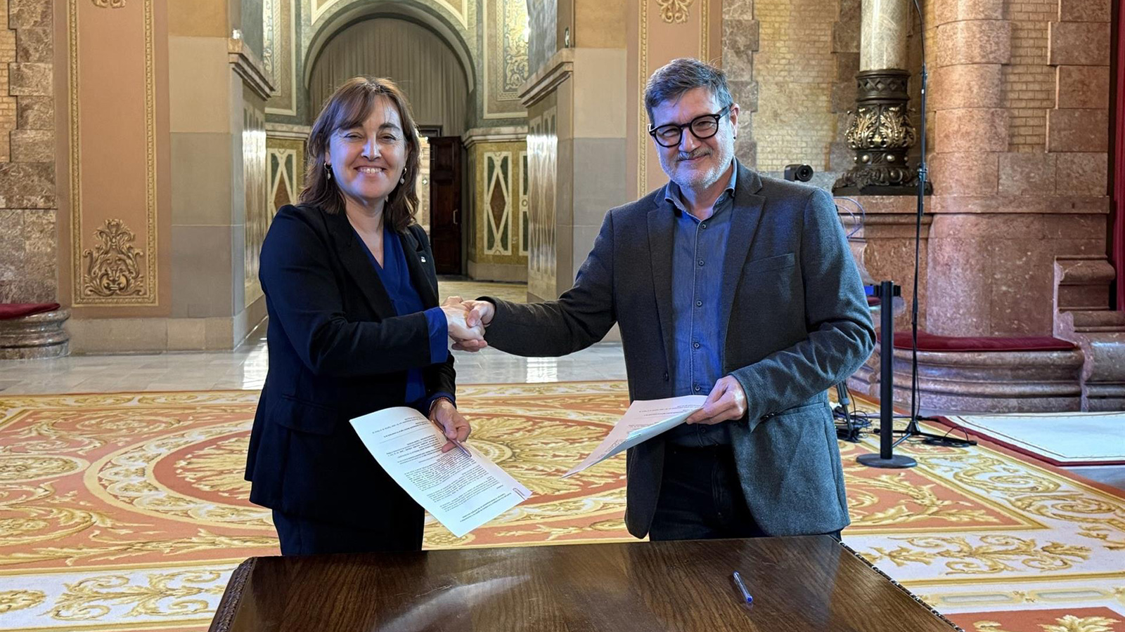 La consellera de Territorio, Vivienda y Transición Ecológica y portavoz del Govern, Sílvia Paneque, y el diputado de los Comuns Lluís Mijoler firman el acuerdo sobre el decreto de renovables. - @SILVIAPANEQUE